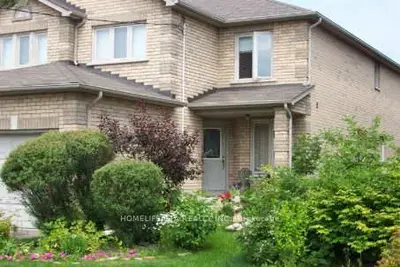 Att/Row/Townhouse in Toronto