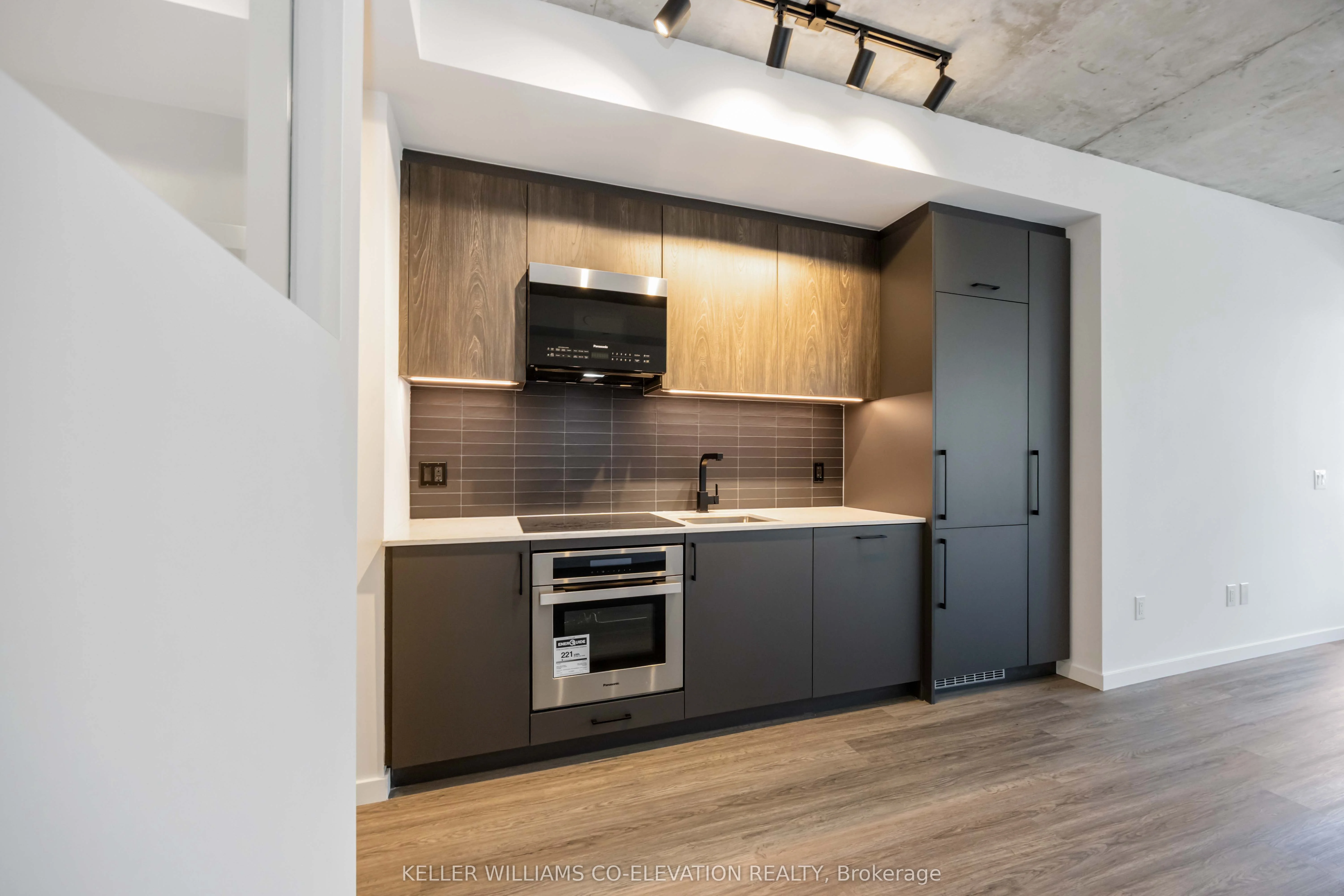 689 The Queensway Street 220, Toronto W07, ON M8Y 1L1