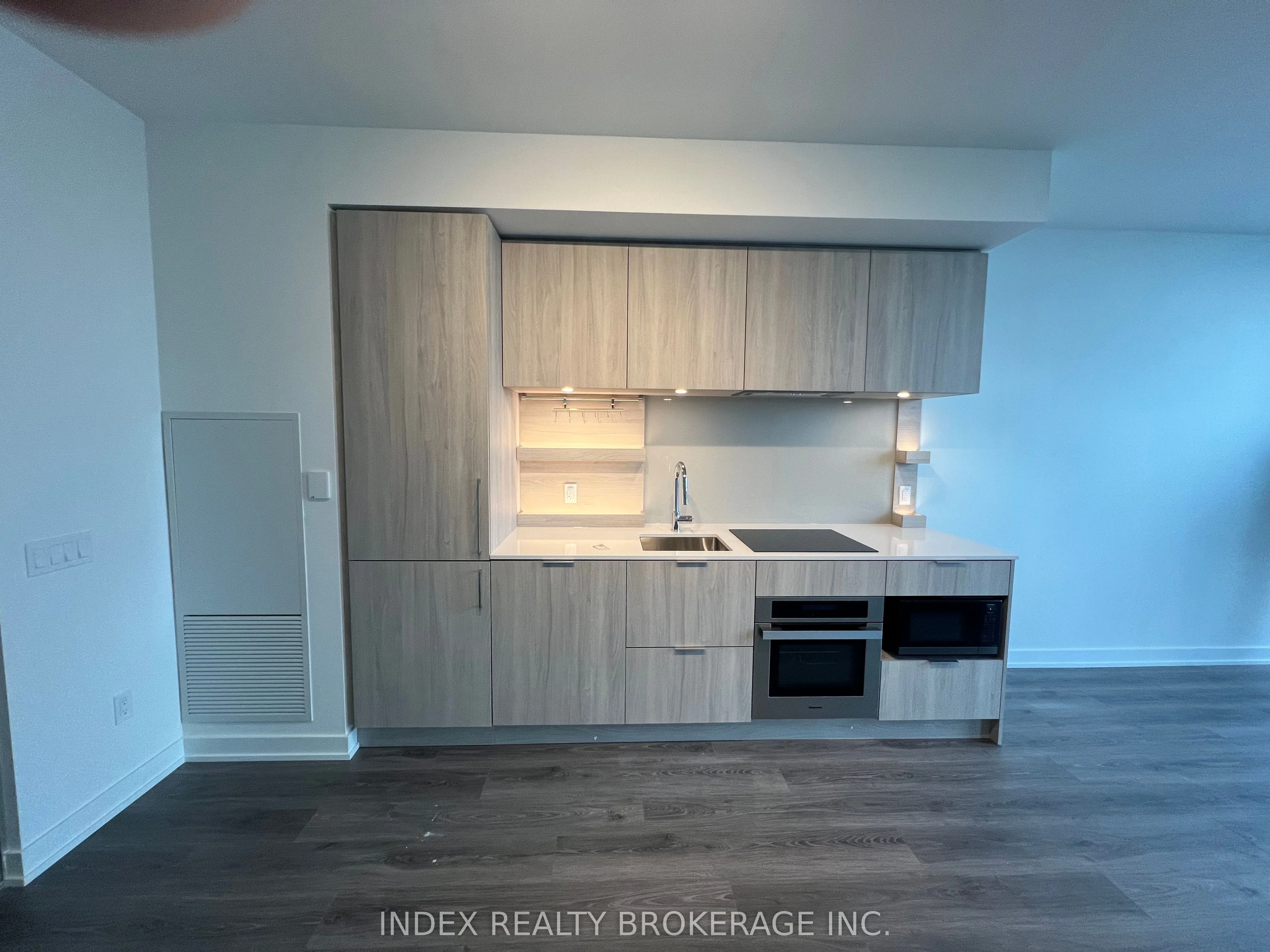 28 Ann Street 603, Mississauga, On L5g 0e1