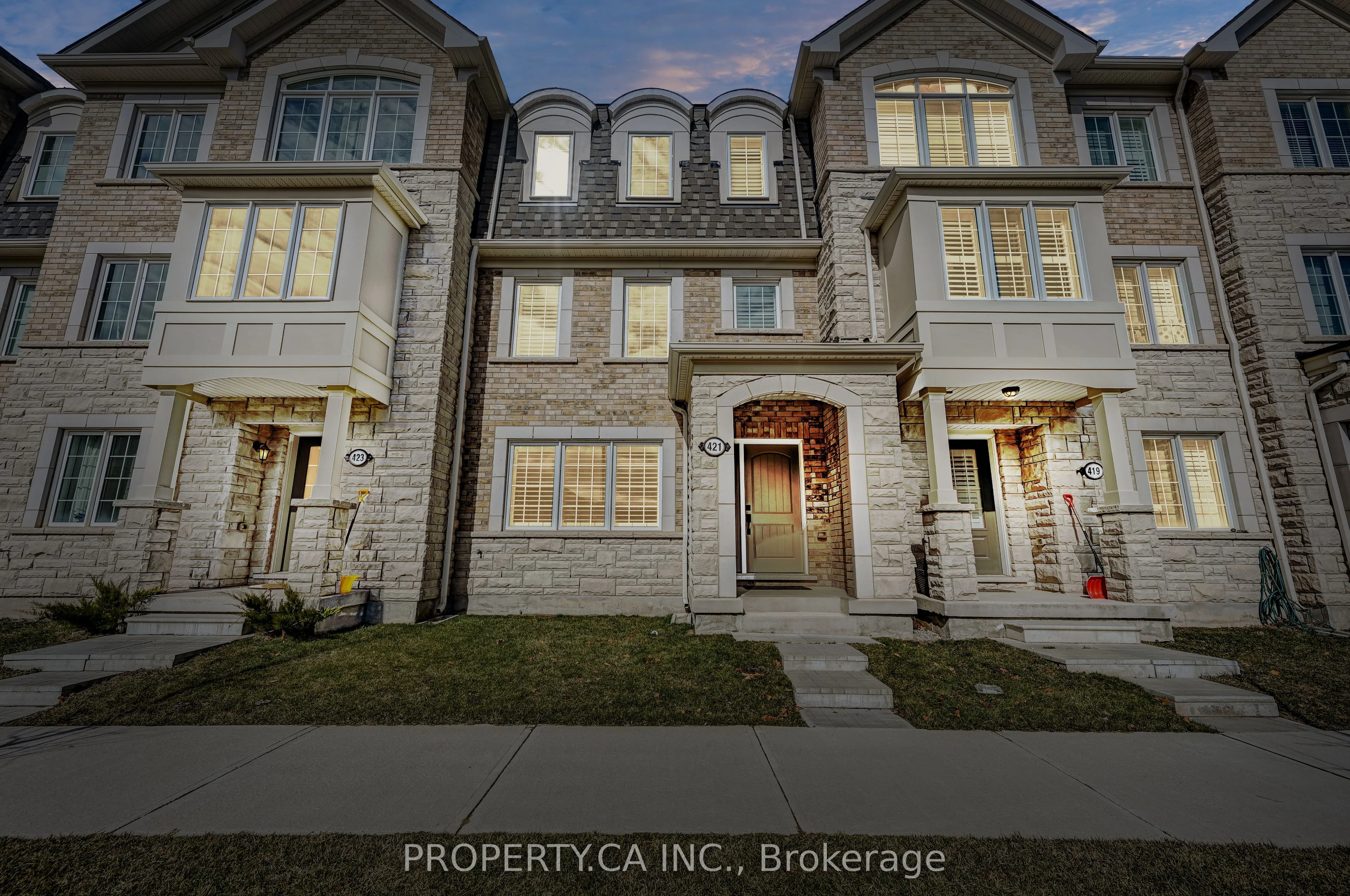 Att/Row/Townhouse in Oakville