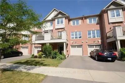 Att/Row/Townhouse in Milton