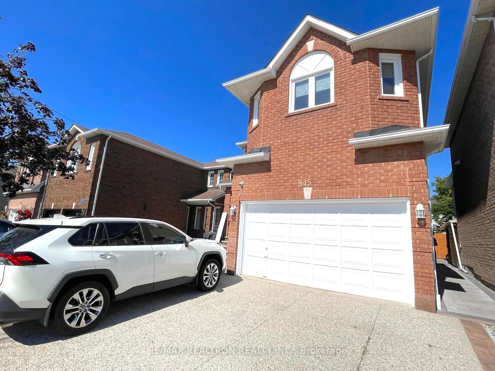 845 Winterton Way, Mississauga, ON L5V 1Z5