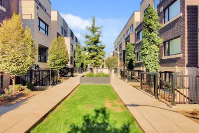 Condo Townhouse in Burlington