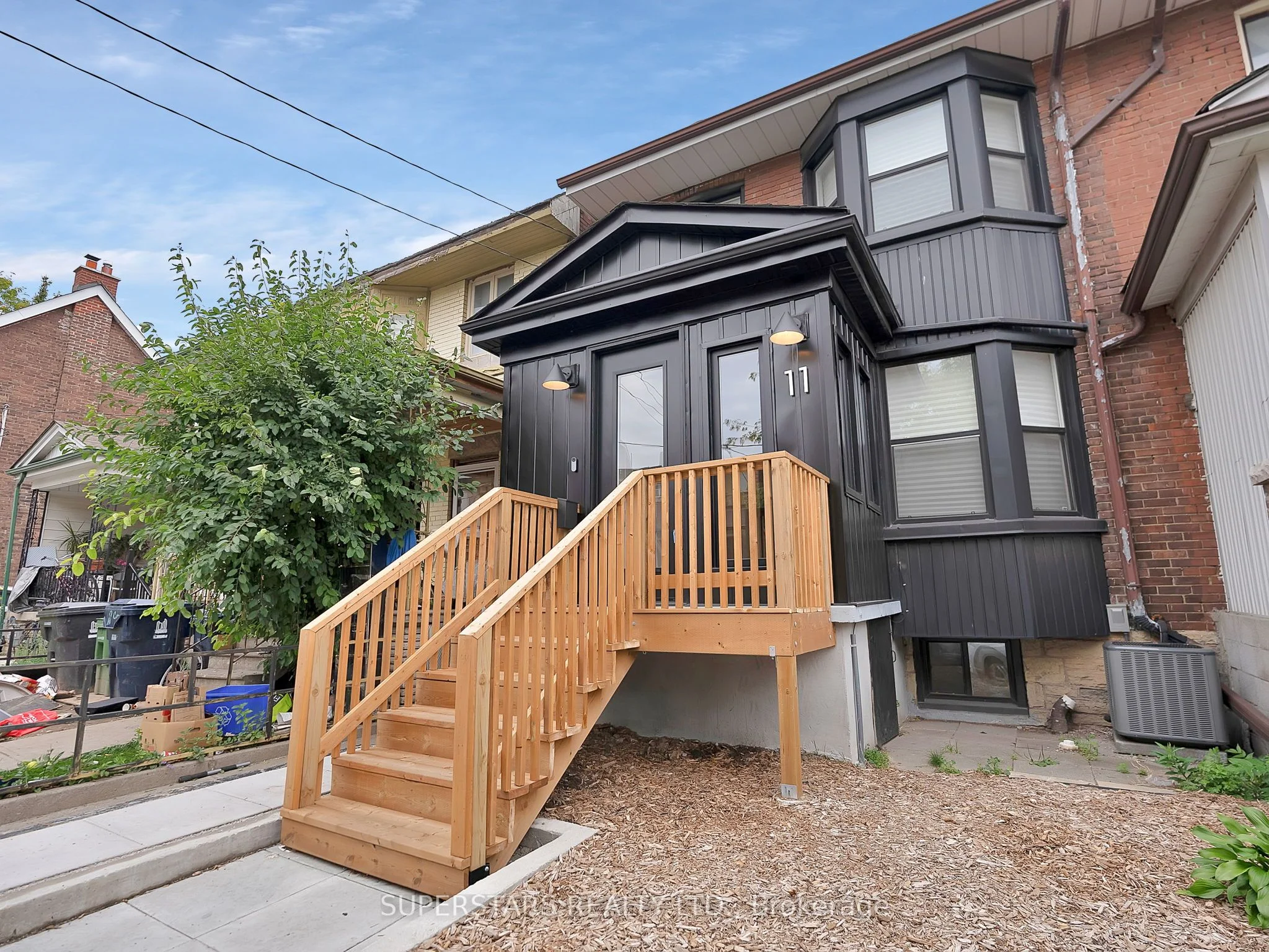 11 Carling Avenue, Toronto W02, ON M6G 3S2