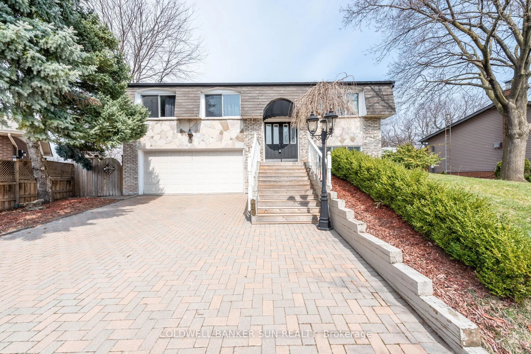 2483 Yarmouth Crescent, Oakville, On L6l 2m9