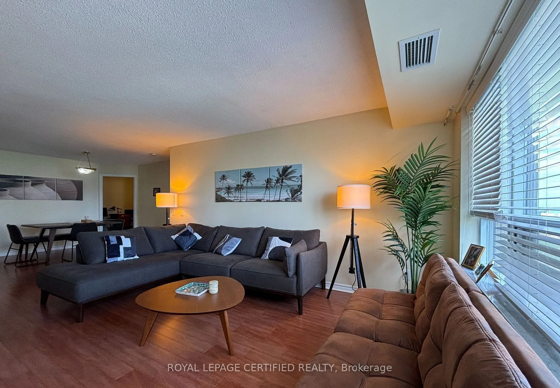 25 Kingsbridge Garden Circle 1526, Mississauga, On L5r 4b1
