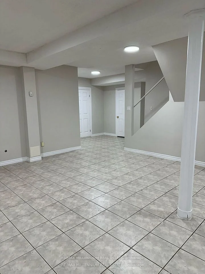 946 Willowbank Terrace, Mississauga, ON L4W 3T8