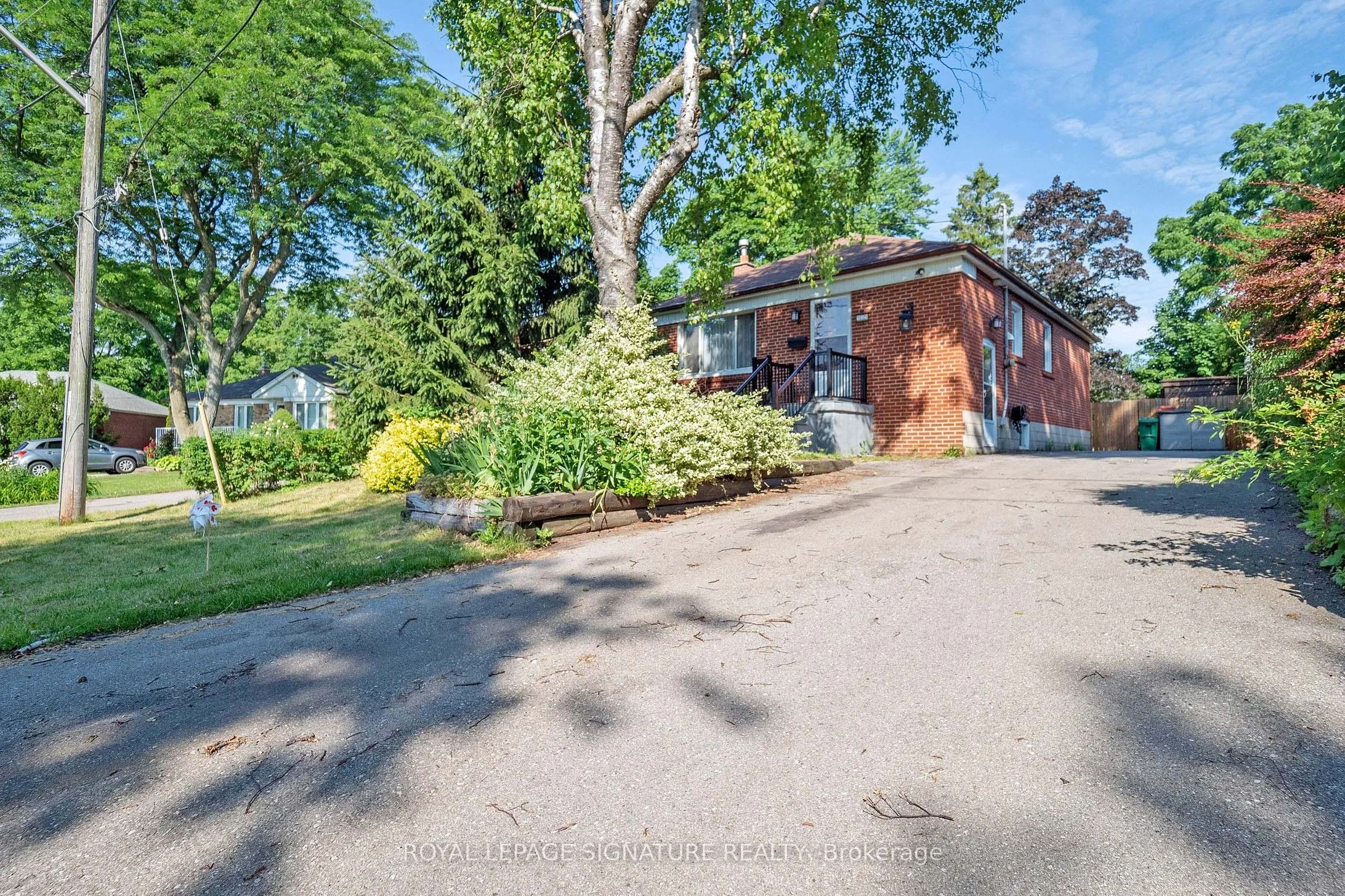 559 Drymen Crescent 1, Mississauga, ON L5G 2N9