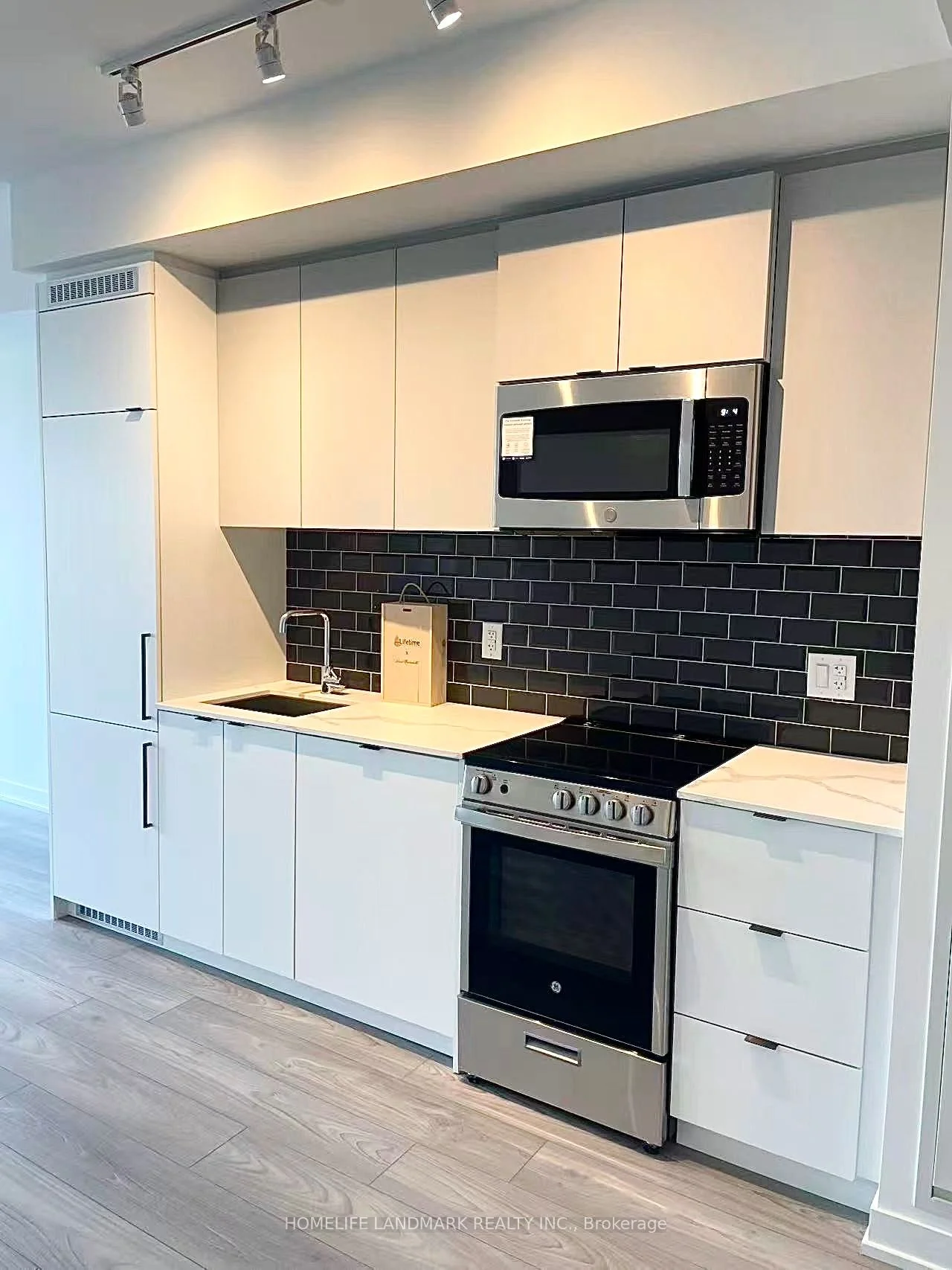 1182 King Street W 327, Toronto W01, ON M6K 1E6