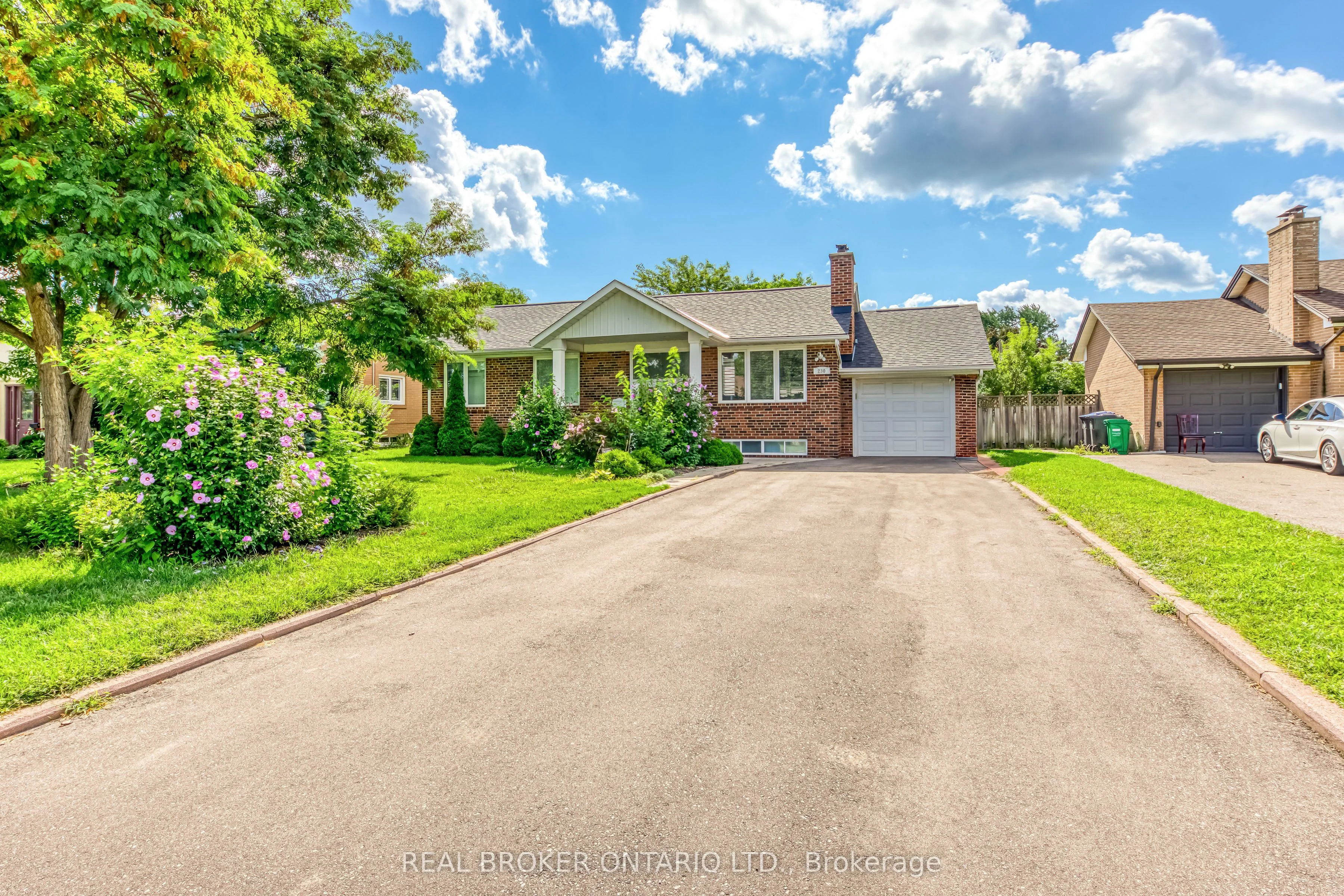 230 Mcgill Street, Mississauga, ON L5A 1V4