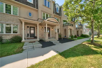 Att/Row/Townhouse in Oakville