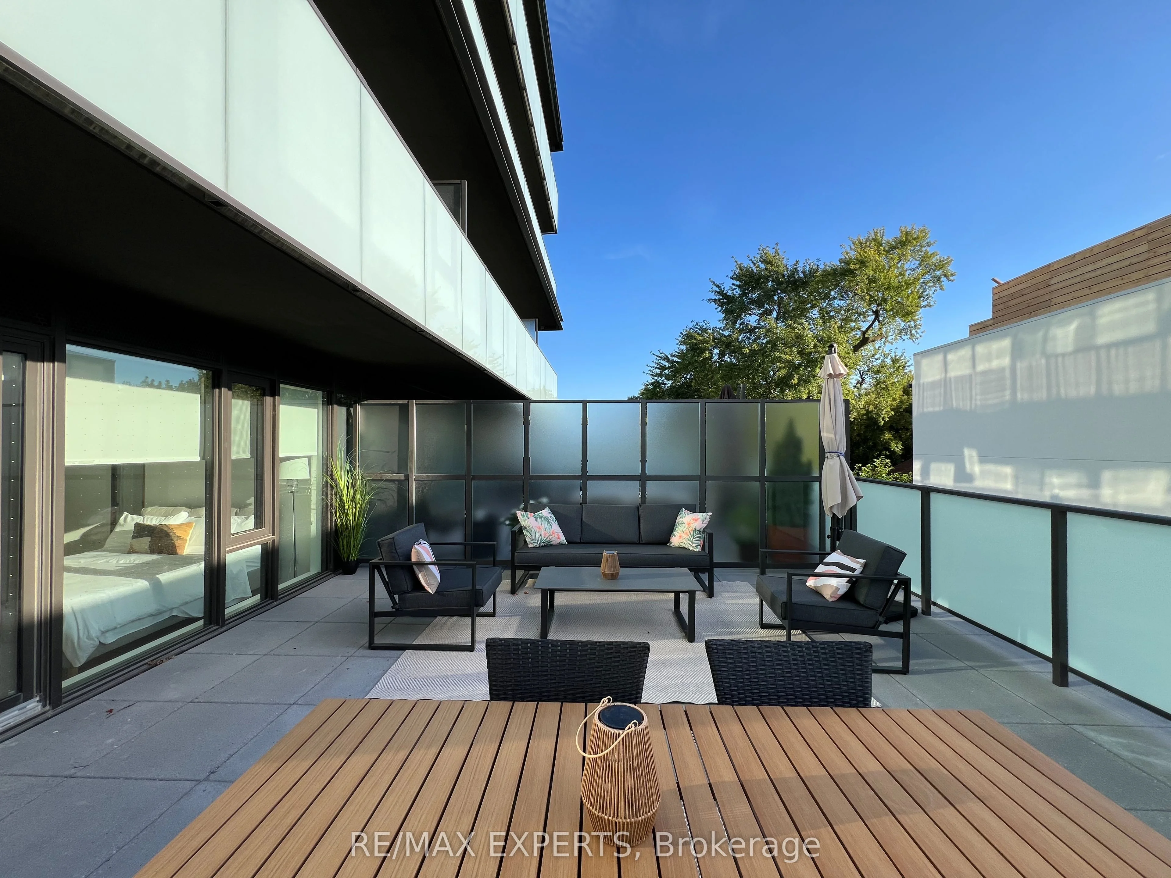 2625 Dundas Street W 302, Toronto W02, ON M6P 1X9