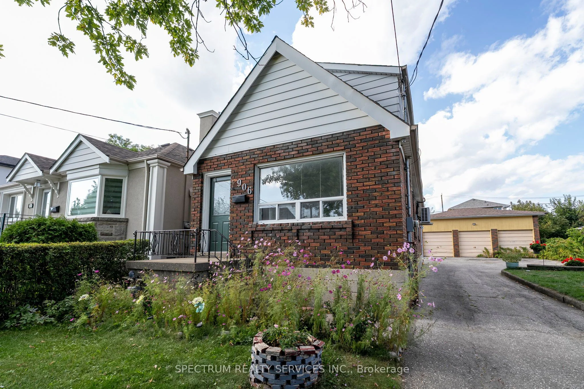 906 Glencairn Avenue, Toronto W04, ON M6B 2A7