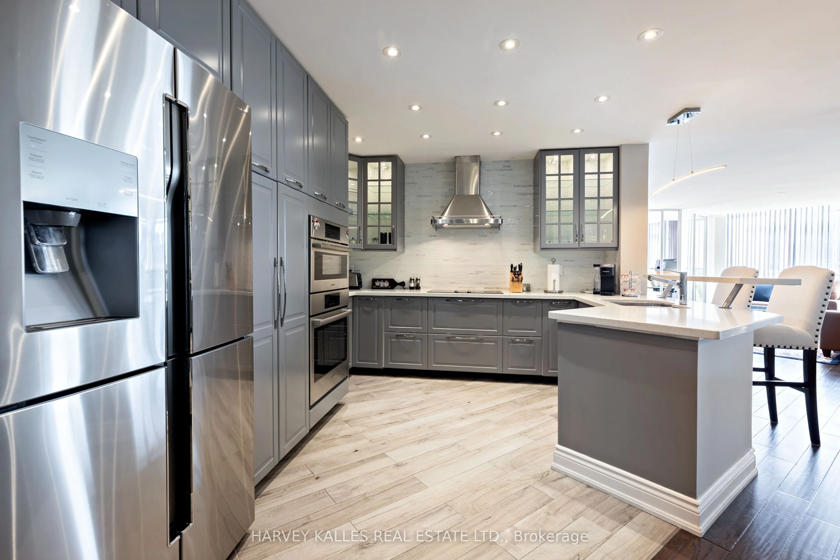 22 Southport Street 1040, Toronto W01, ON M6S 4Y9