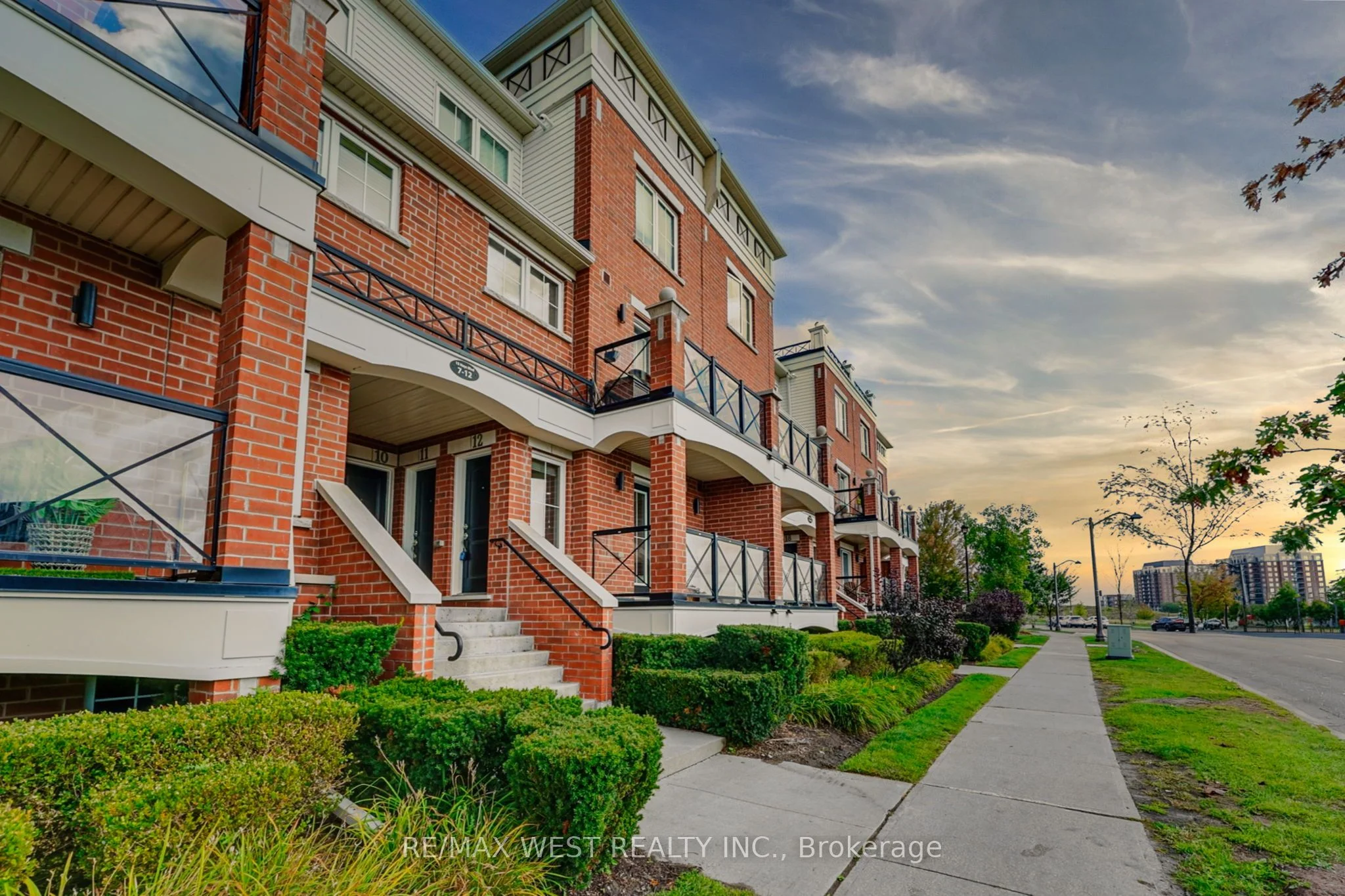 15 Hays Boulevard 12, Oakville, ON L6H 0H8