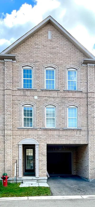 Att/Row/Townhouse in Oakville