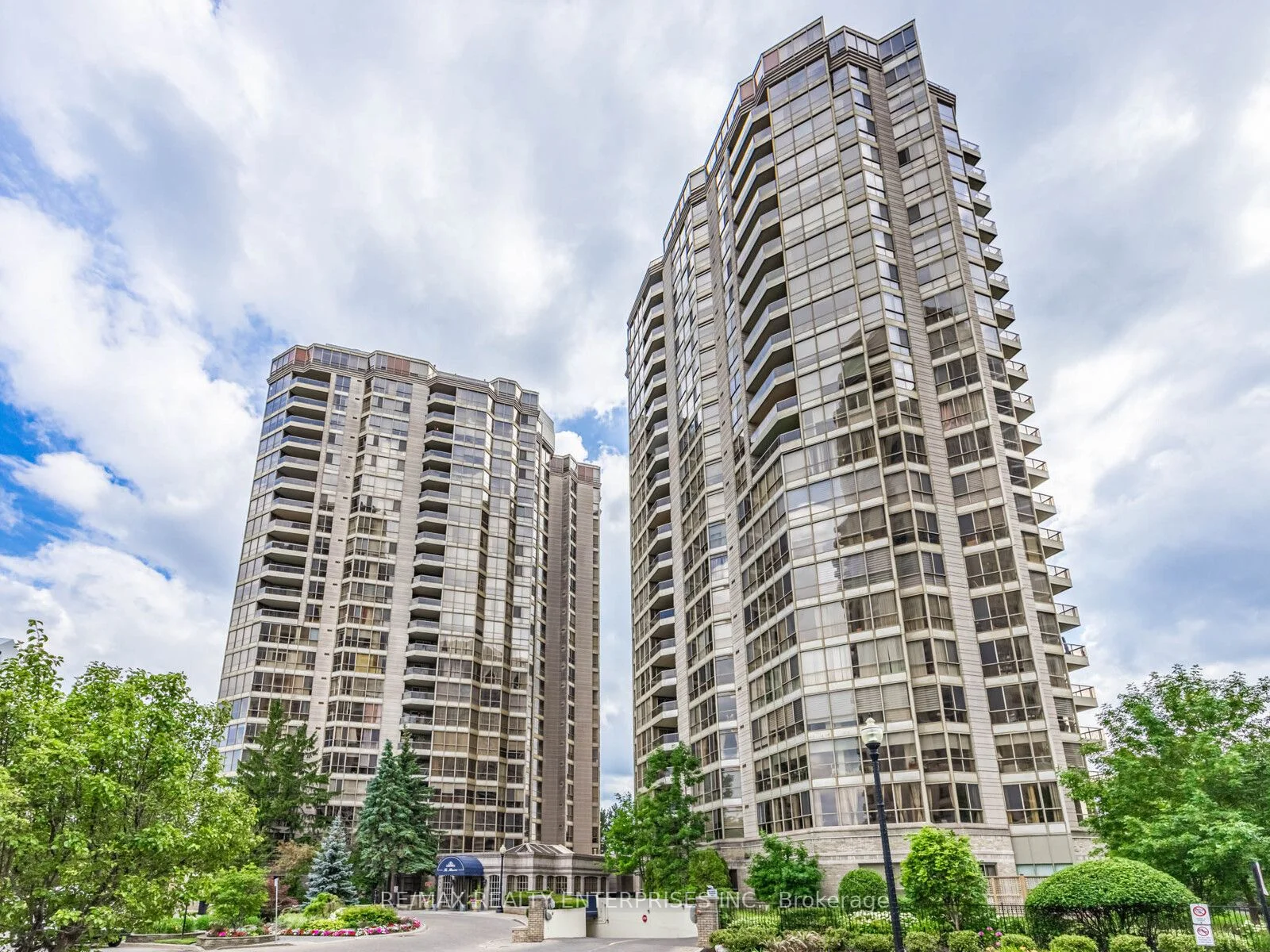 55 Kingsbridge Garden Circle 2213, Mississauga, ON L5R 1Y1