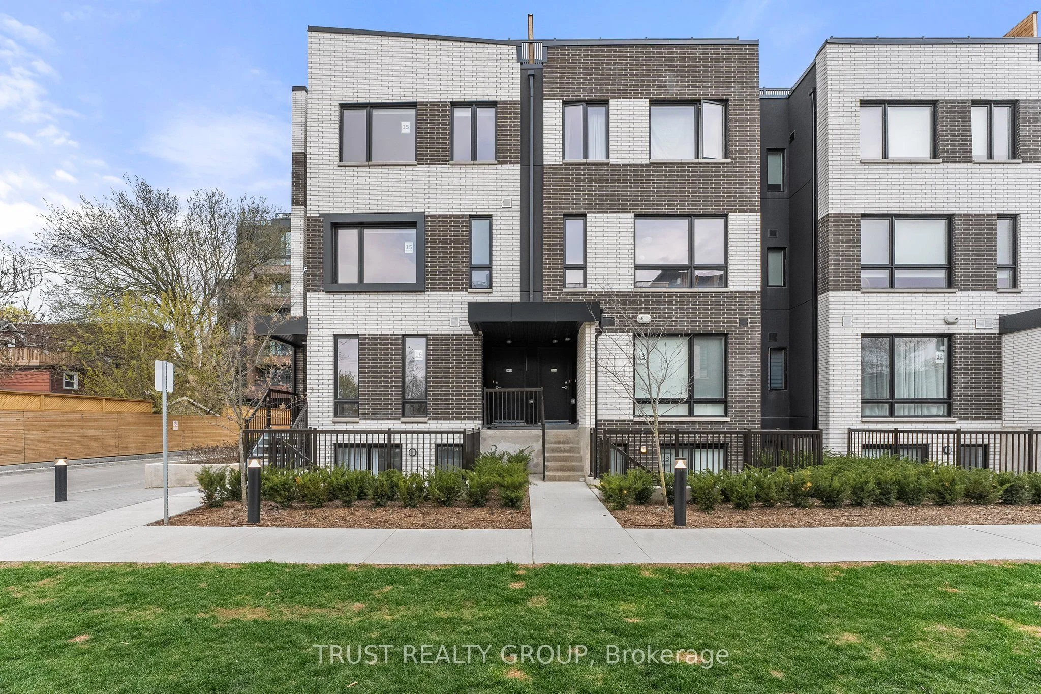 10 Ed Clark Gardens Boulevard 15, Toronto W03, ON M6N 0B5