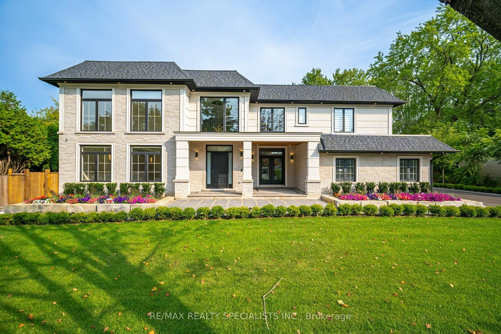 2014 Lakeshore Road W, Oakville, ON L6L 1G7