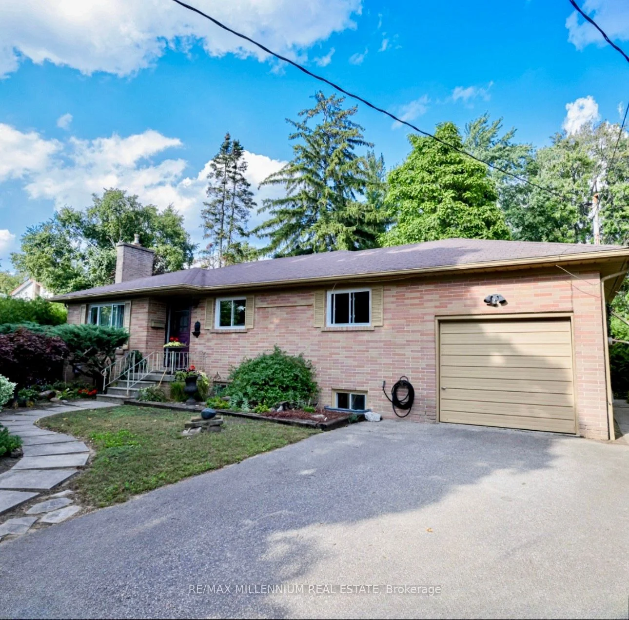 2395 Edenhurst Drive, Mississauga, ON L5A 2L1