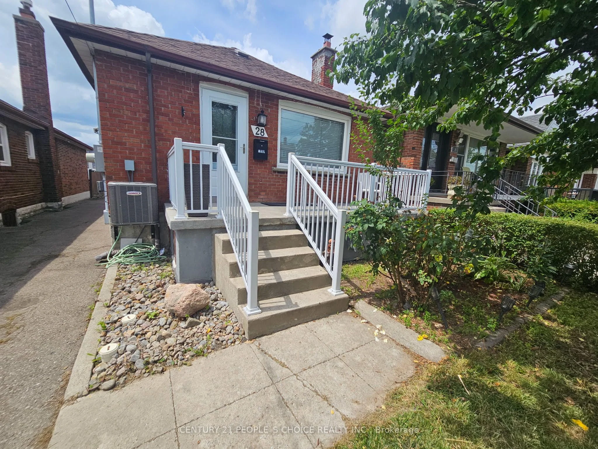 28 Montcalm Avenue Main, Toronto W04, ON M6E 4N6