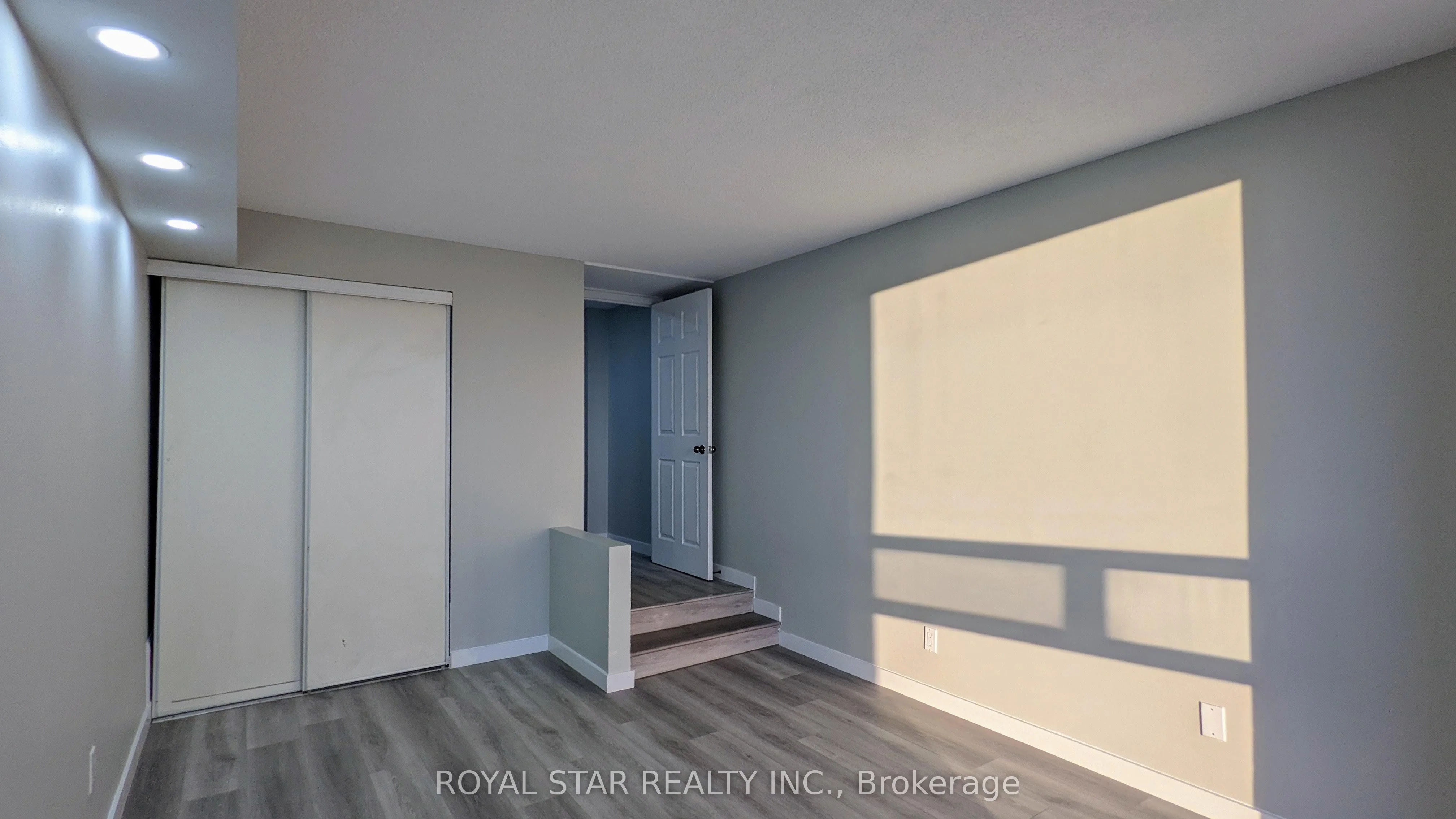 50 Eglinton Avenue W 509, Mississauga, ON L5R 3P5