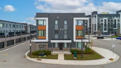 Condo Townhouse in Oakville
