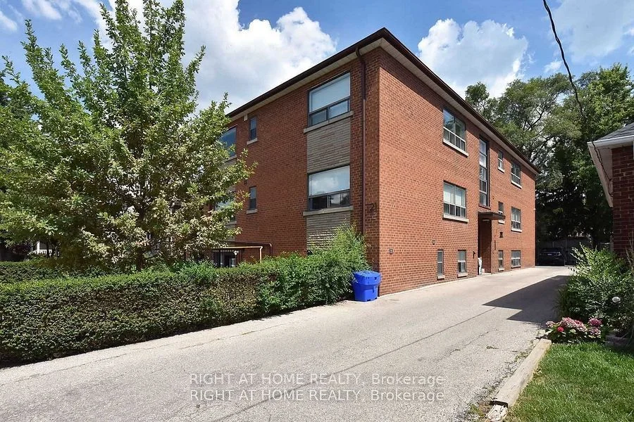 121 Fourth Street 8, Toronto W06, ON M8V 2Y6