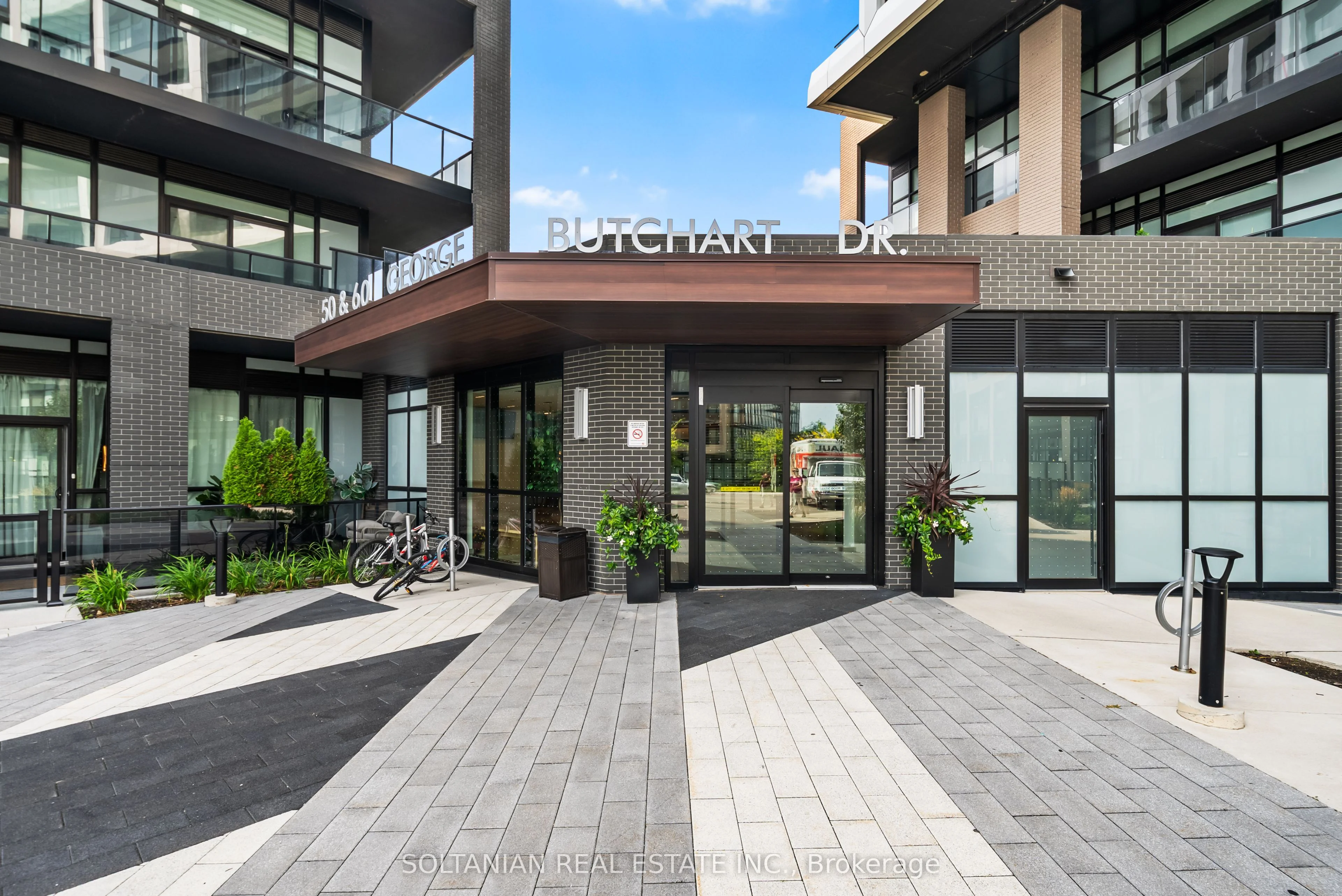 50 George Butchart Drive 810, Toronto W05, On M3k 0c9