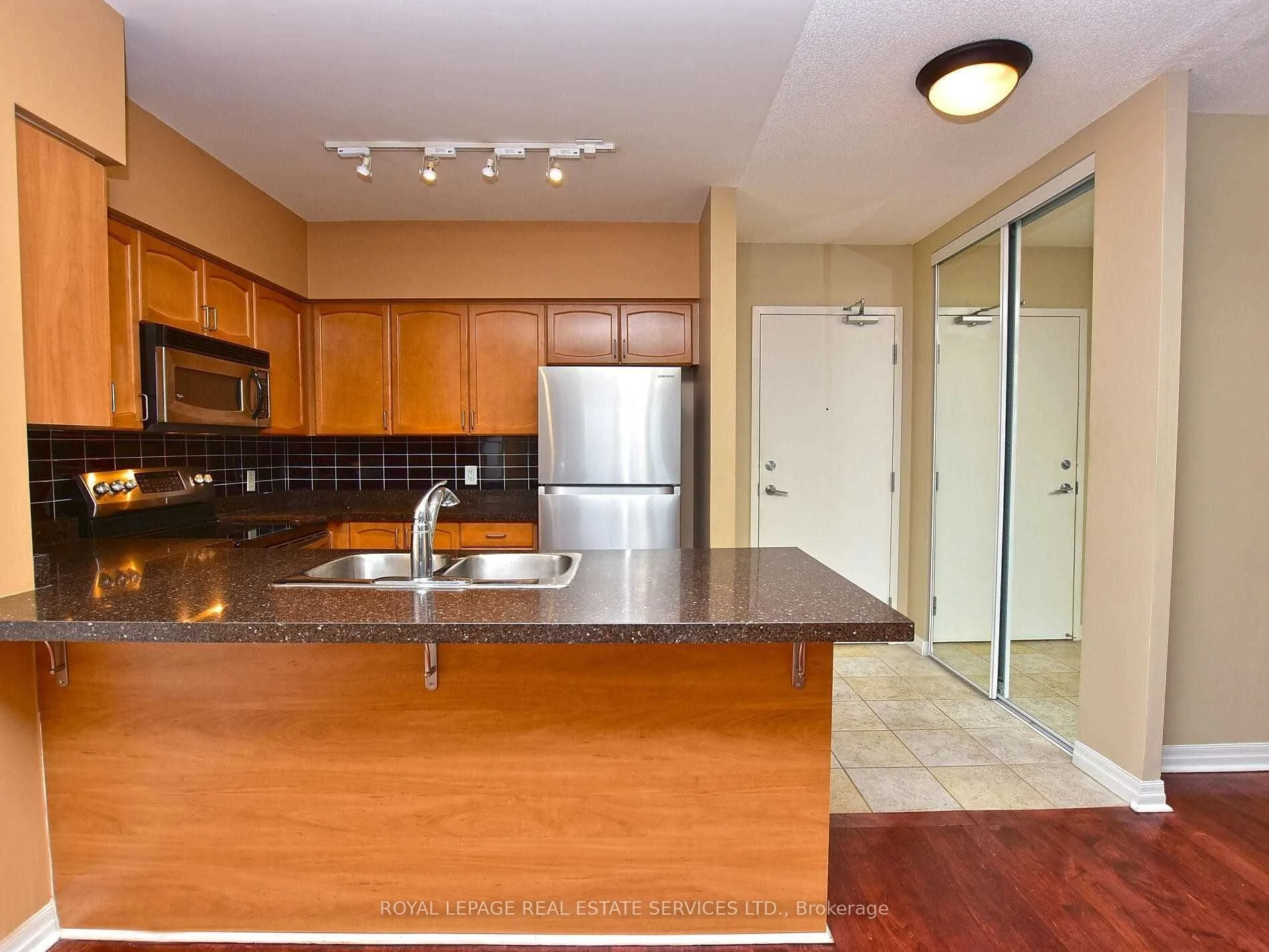 38 Fontenay Court 305, Toronto W08, ON M9A 5H5