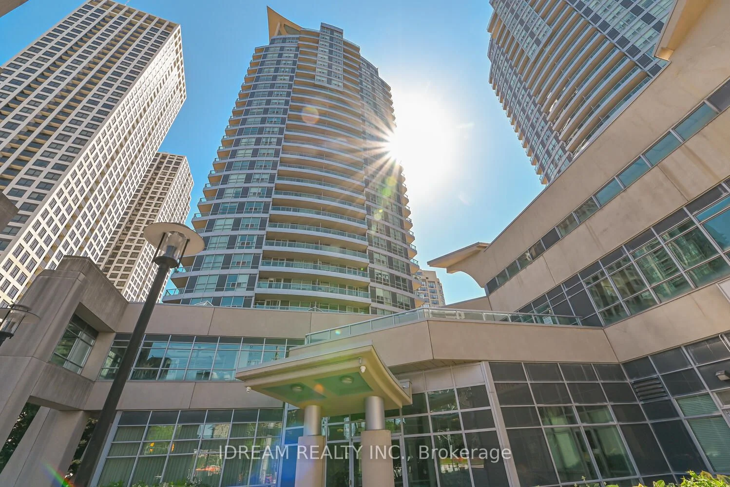 33 Elm Drive W 201, Mississauga, ON L5B 4M2