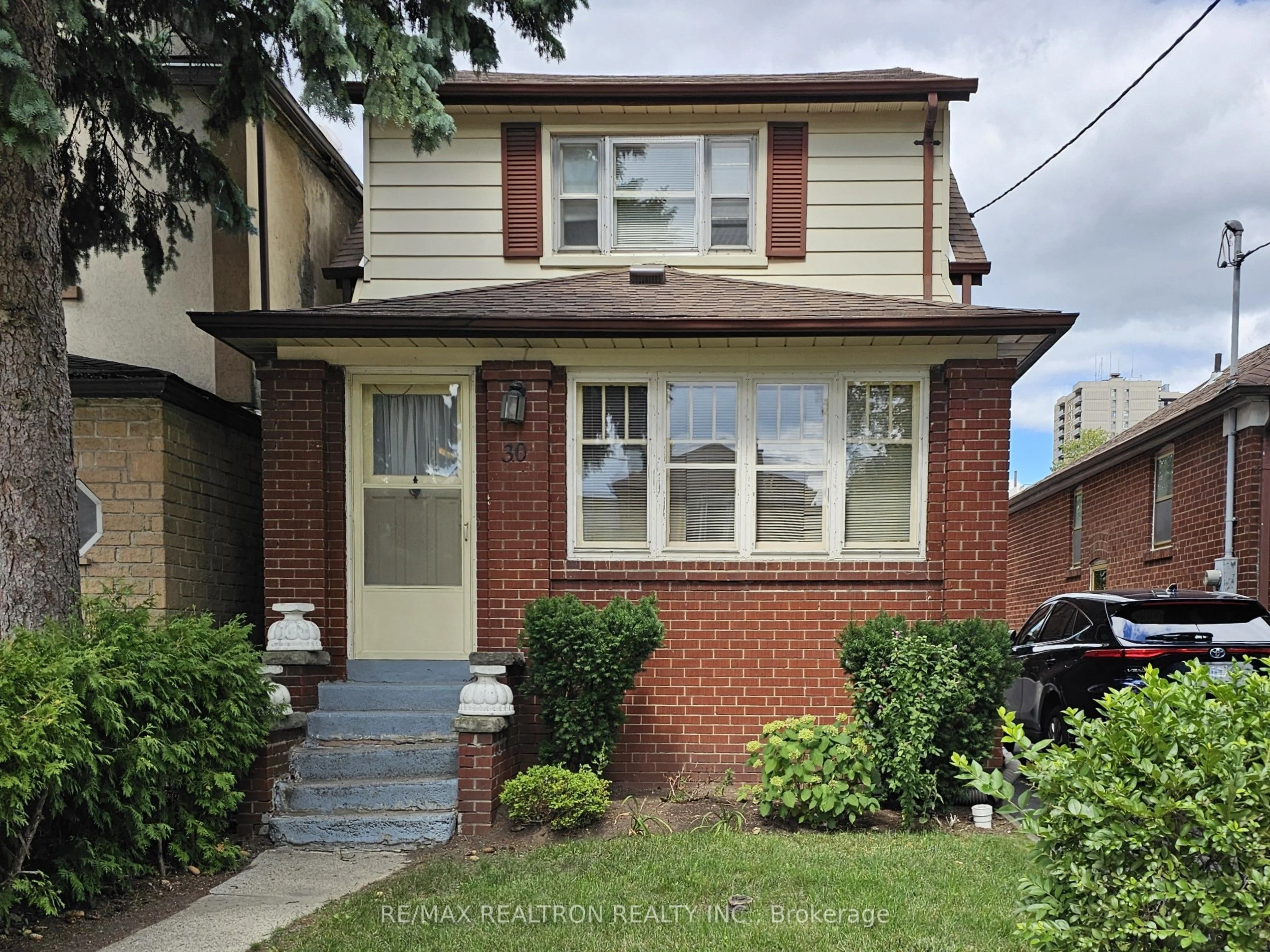 30 Livingstone Avenue E, Toronto W04, ON M6E 2L8