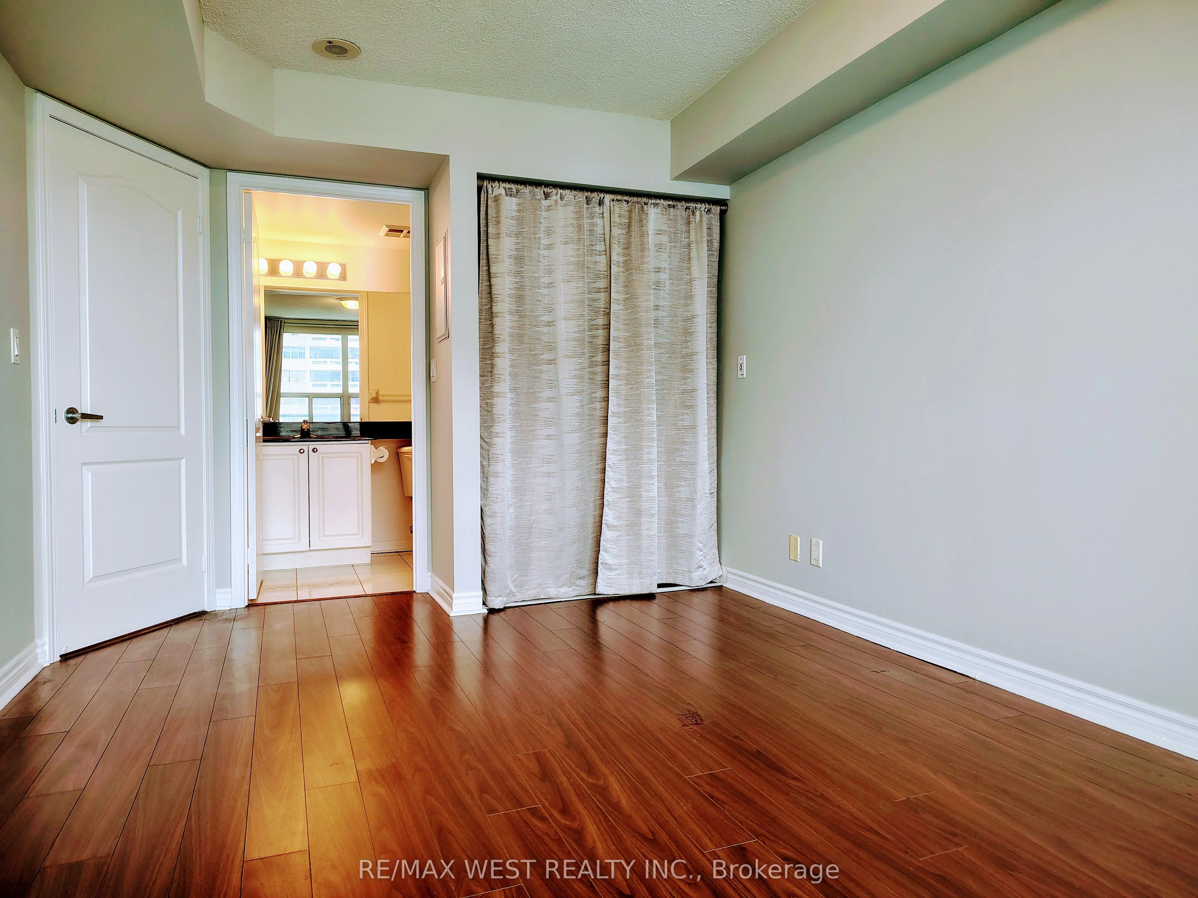 1 Elm Drive 1301, Mississauga, On L5b 4m1