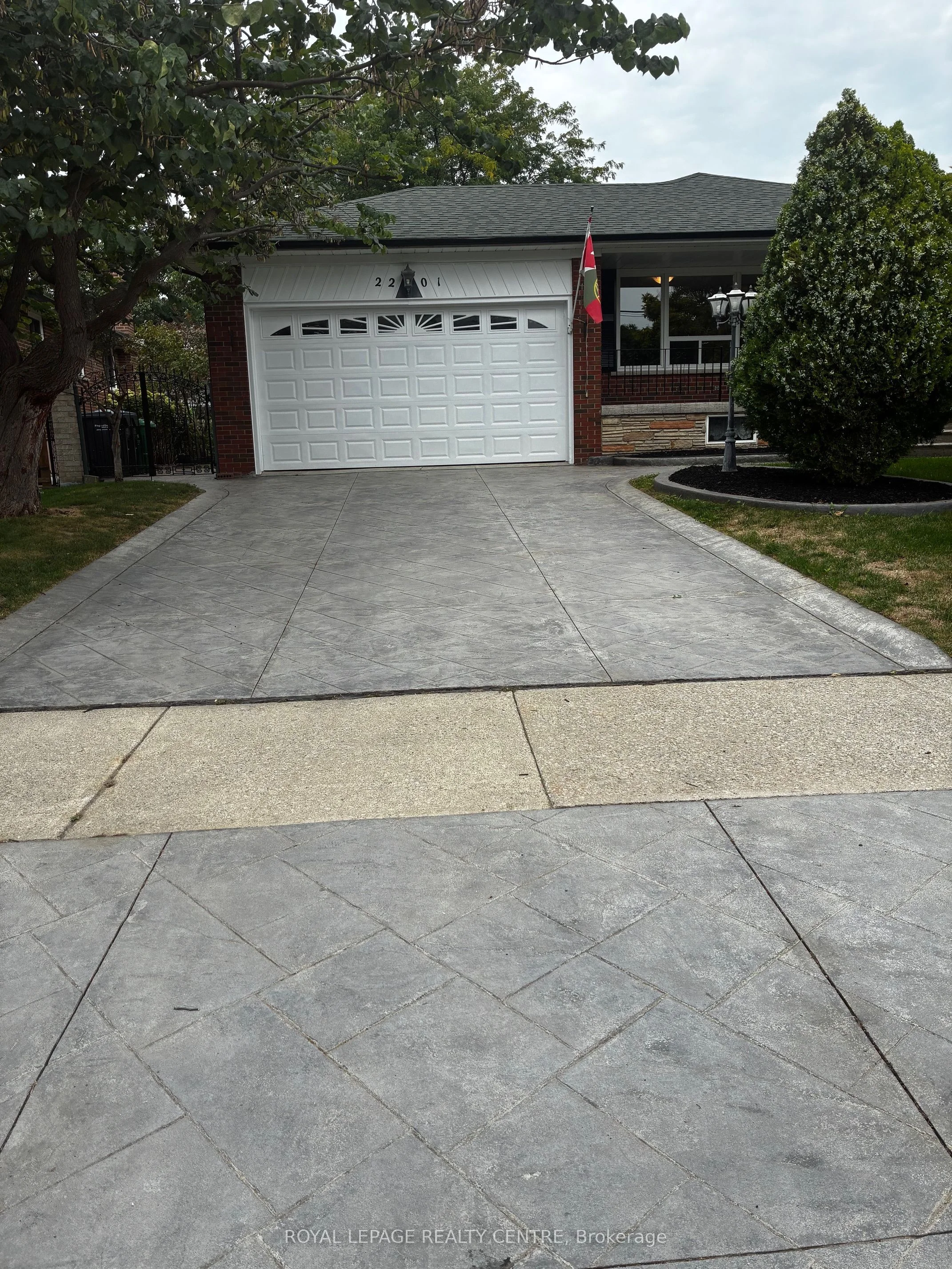 2201 Cliff Road, Mississauga, ON L5A 2N8