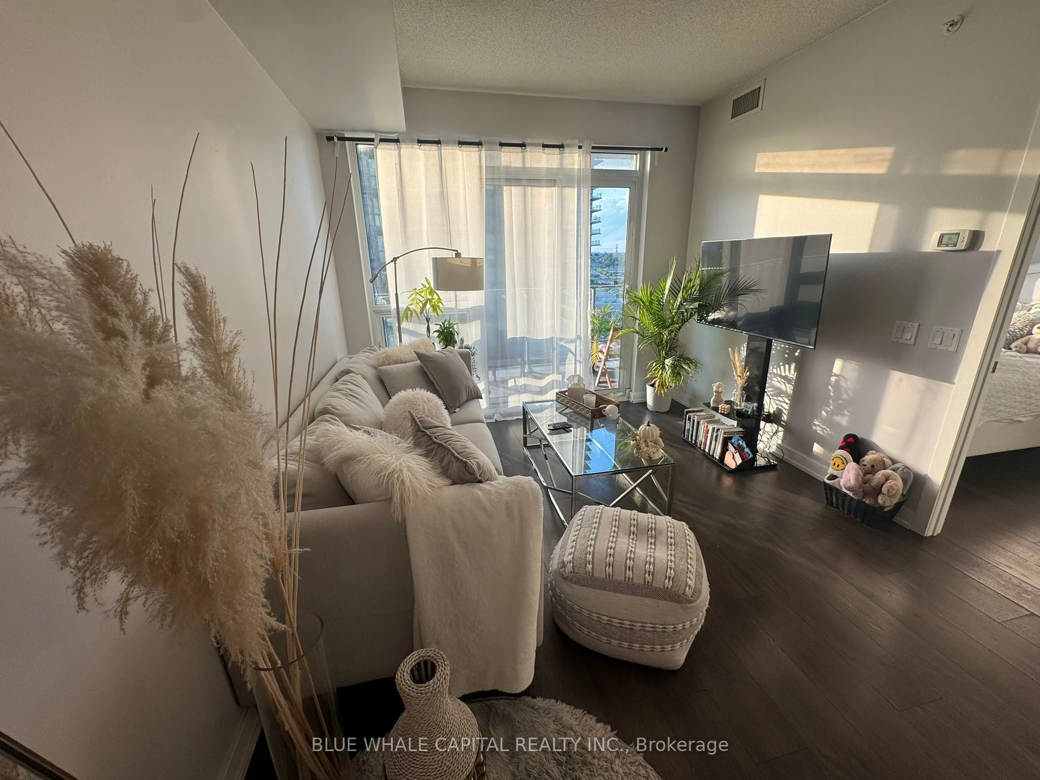 2212 Lakeshore Boulevard W 1707, Toronto W06, ON M8V 0C2