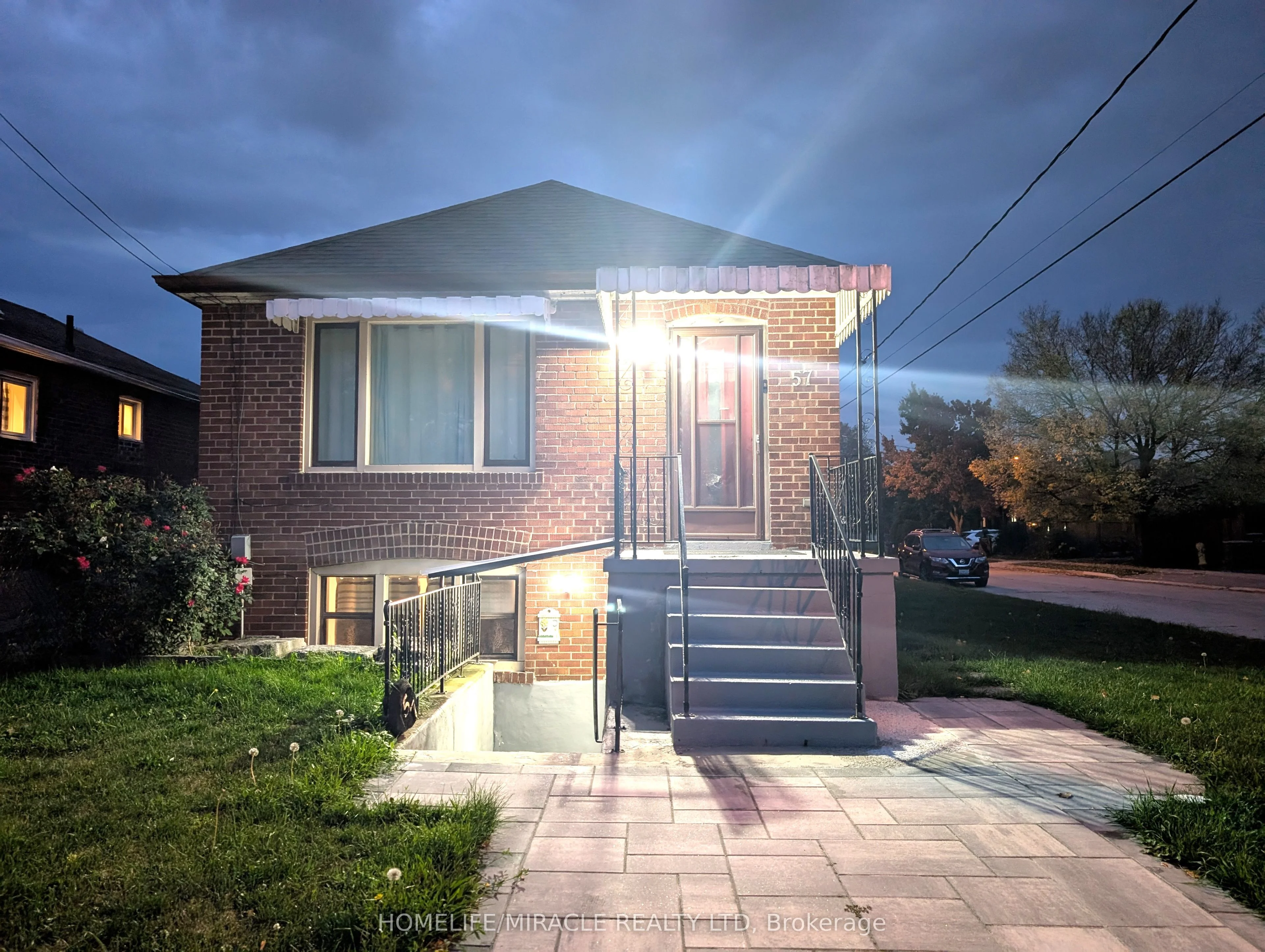 57 Manitoba Street, Toronto W06, ON M8Y 1E1