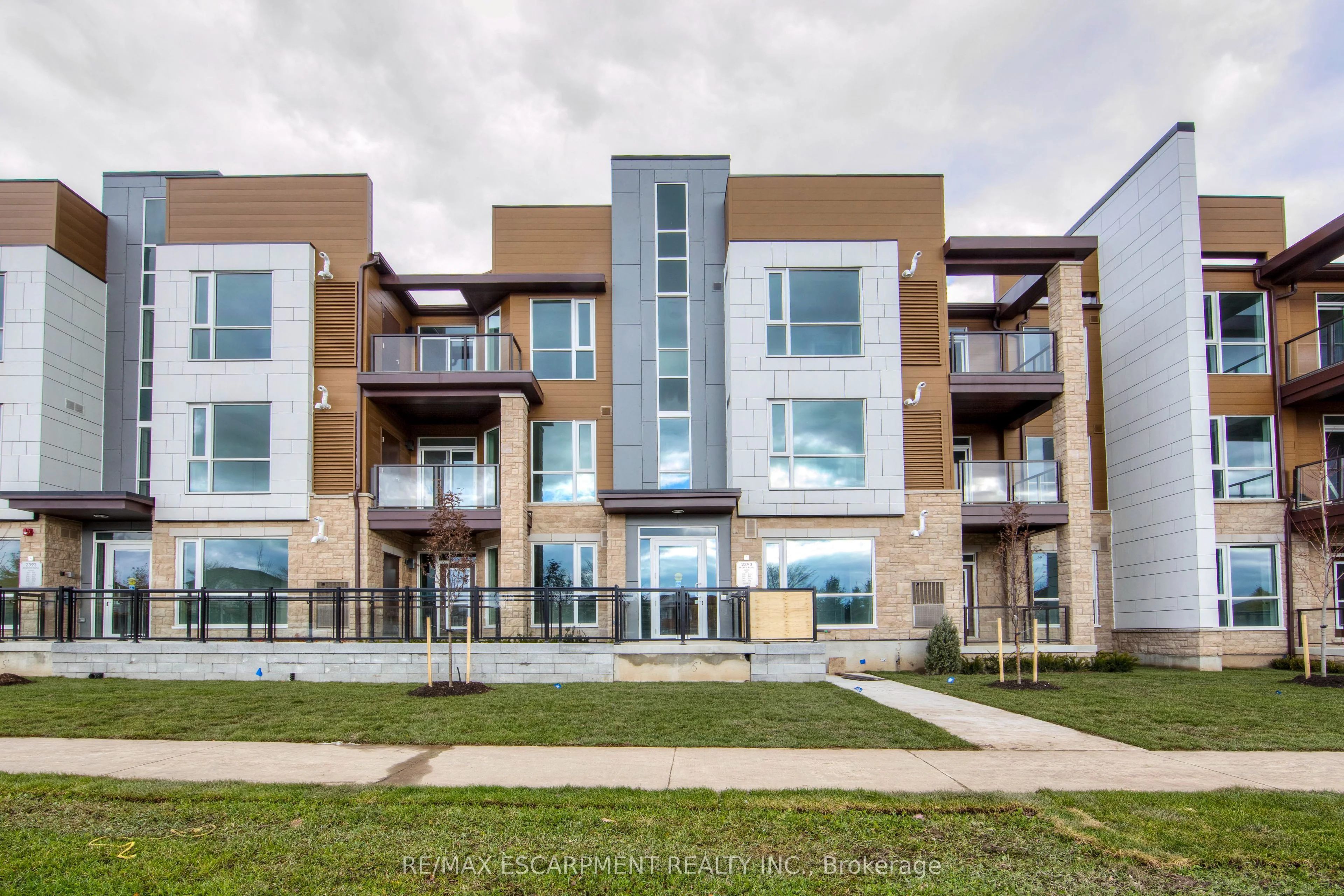 2393 Bronte Road 203, Oakville, ON L6M 1P5
