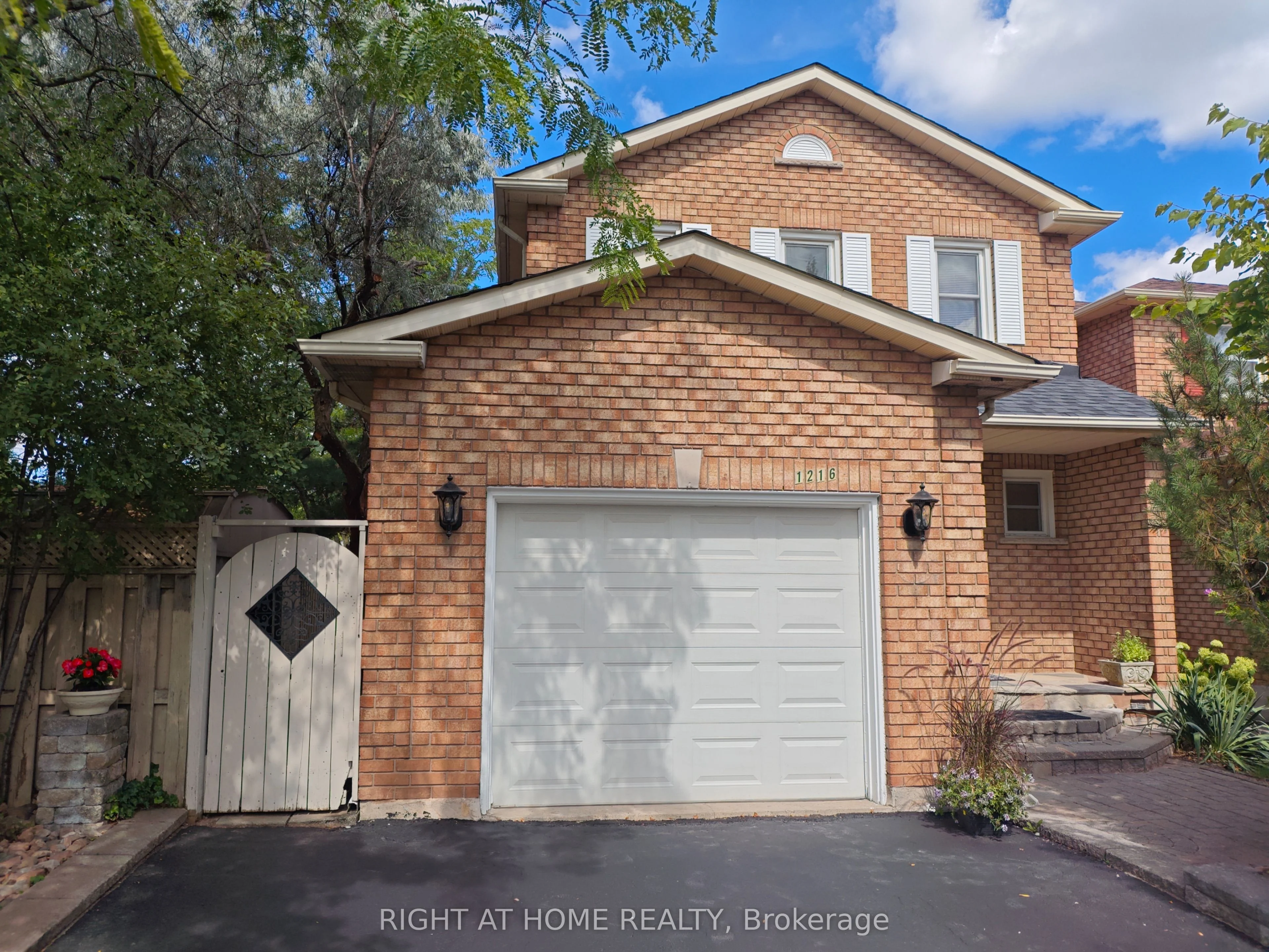 1216 Blackburn Drive, Oakville, ON L6M 2X9
