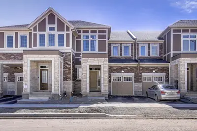 Att/Row/Townhouse in Oakville