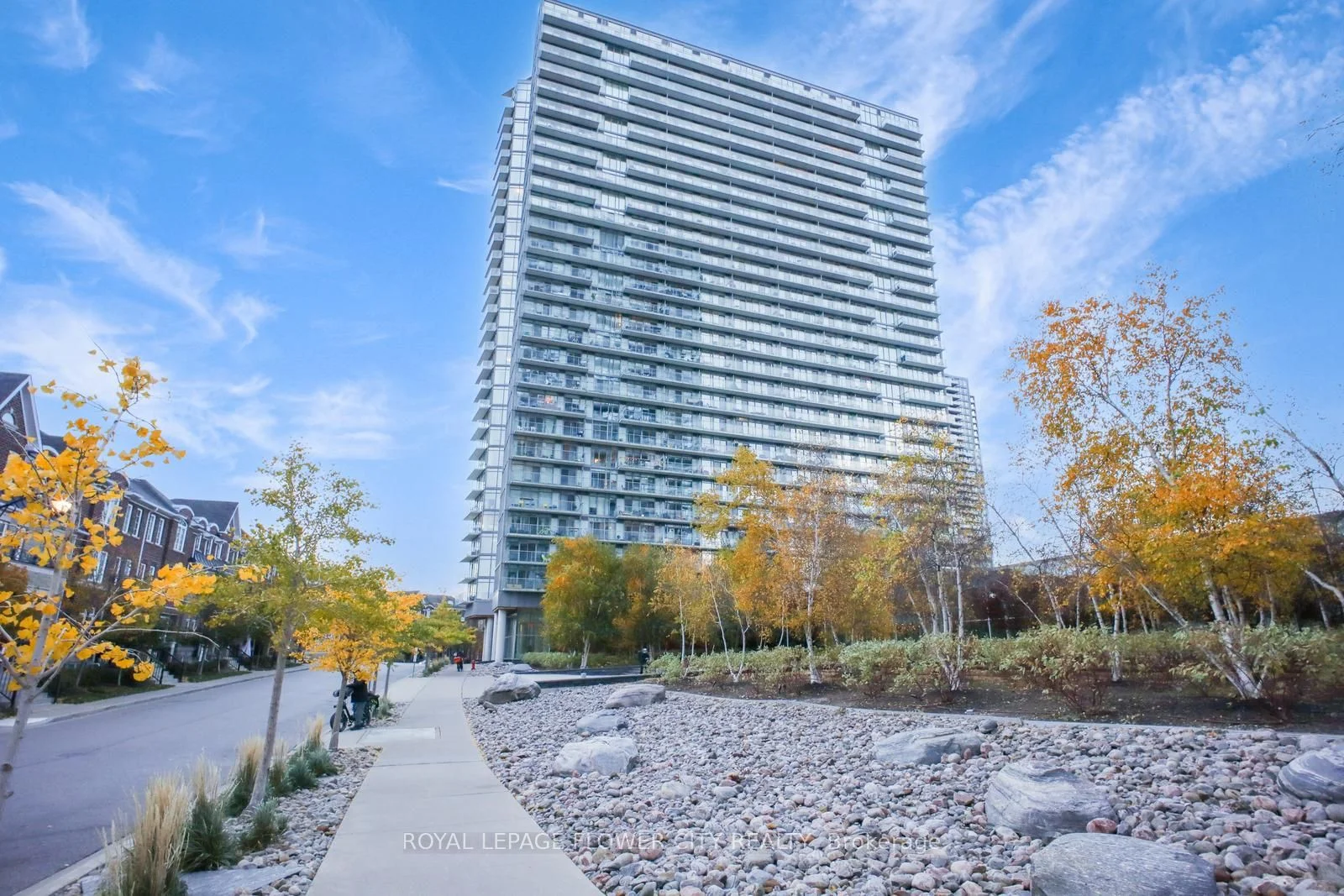 103 The Queensway Avenue 2407, Toronto W01, ON M6S 5B3