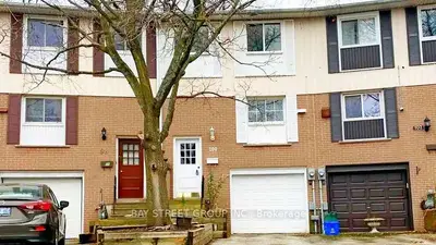 Att/Row/Townhouse in Oakville