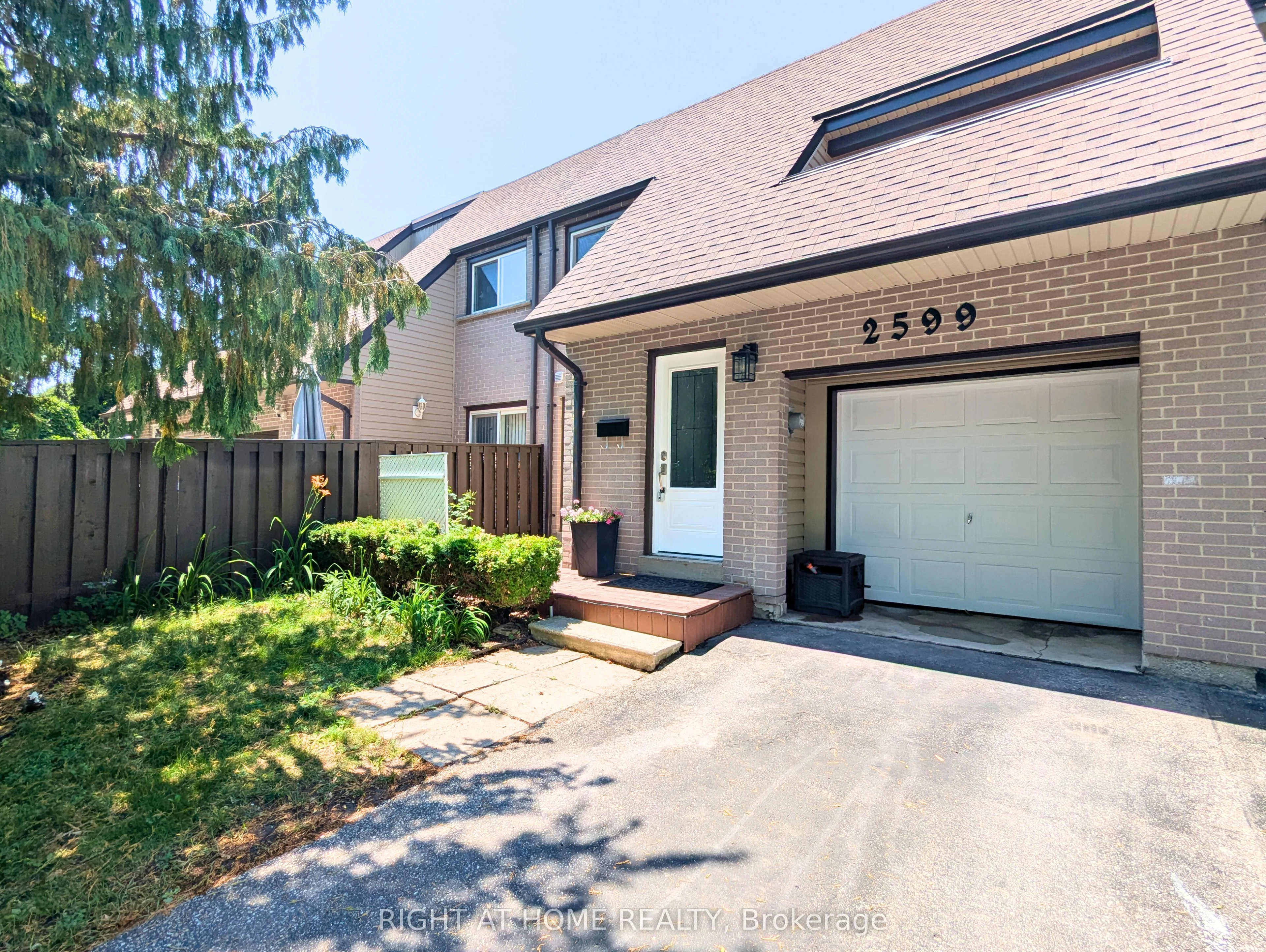 2599 Inlake Court, Mississauga, ON L5N 2M9