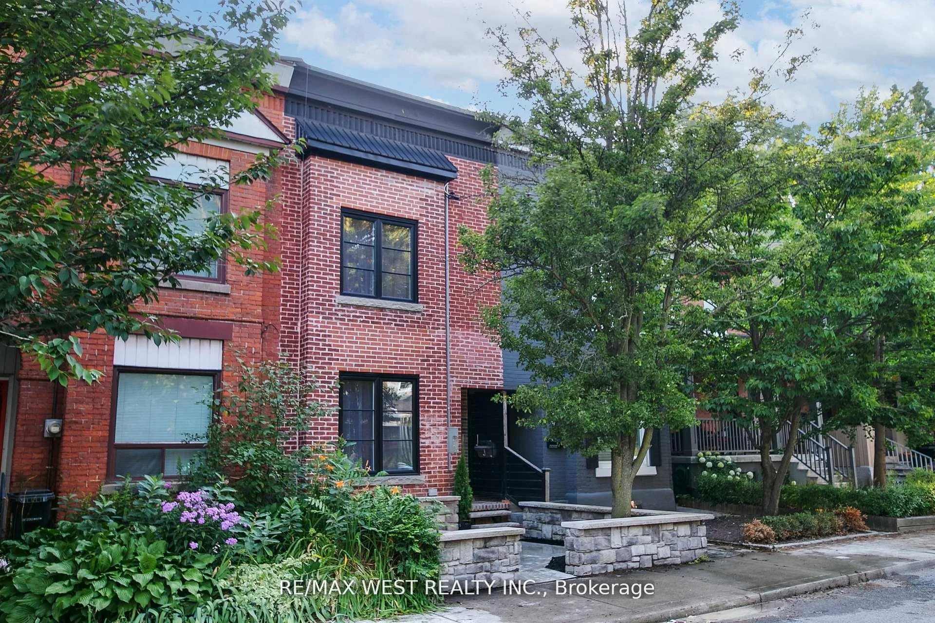 Att/Row/Townhouse in Toronto