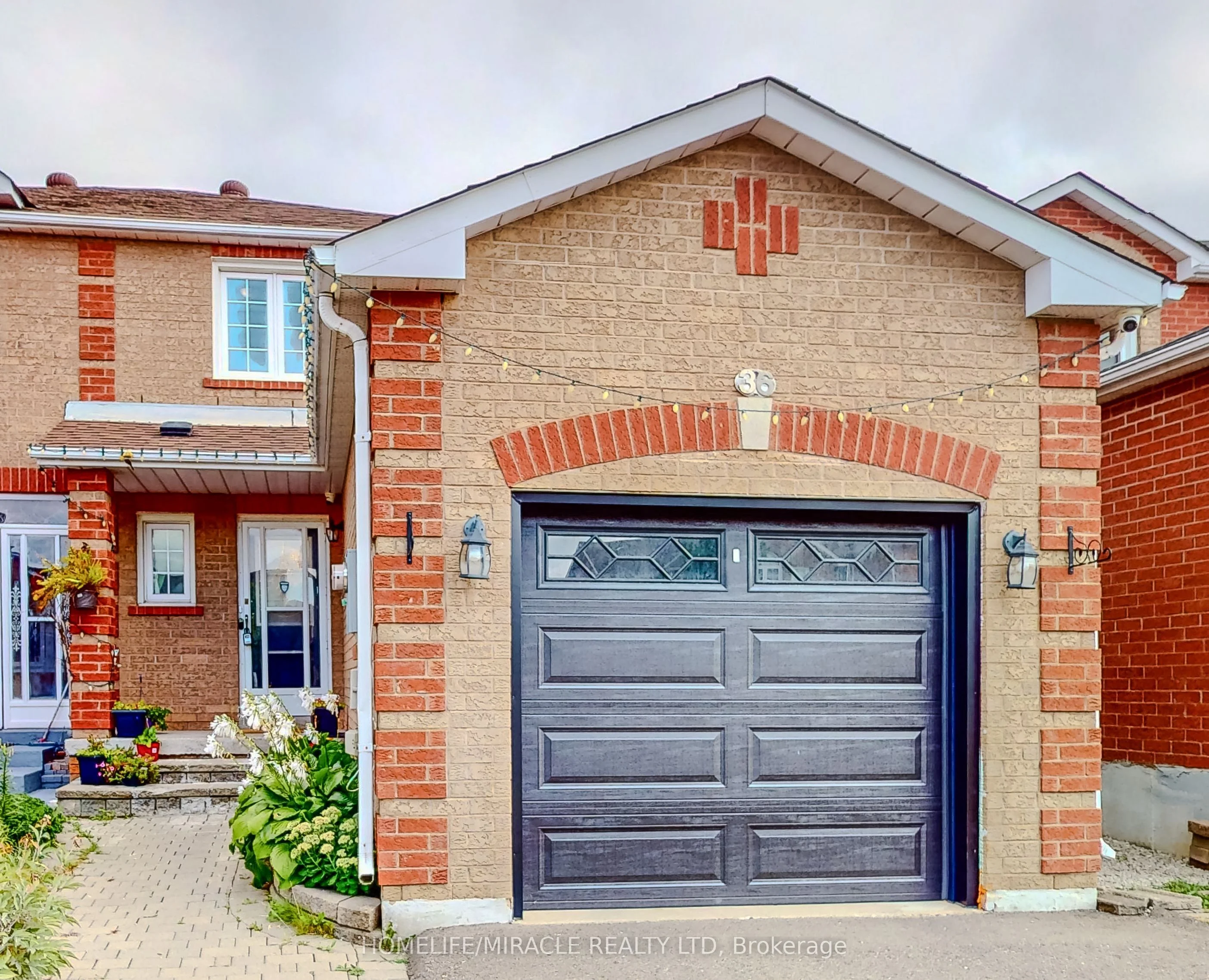 Att/Row/Townhouse in Brampton
