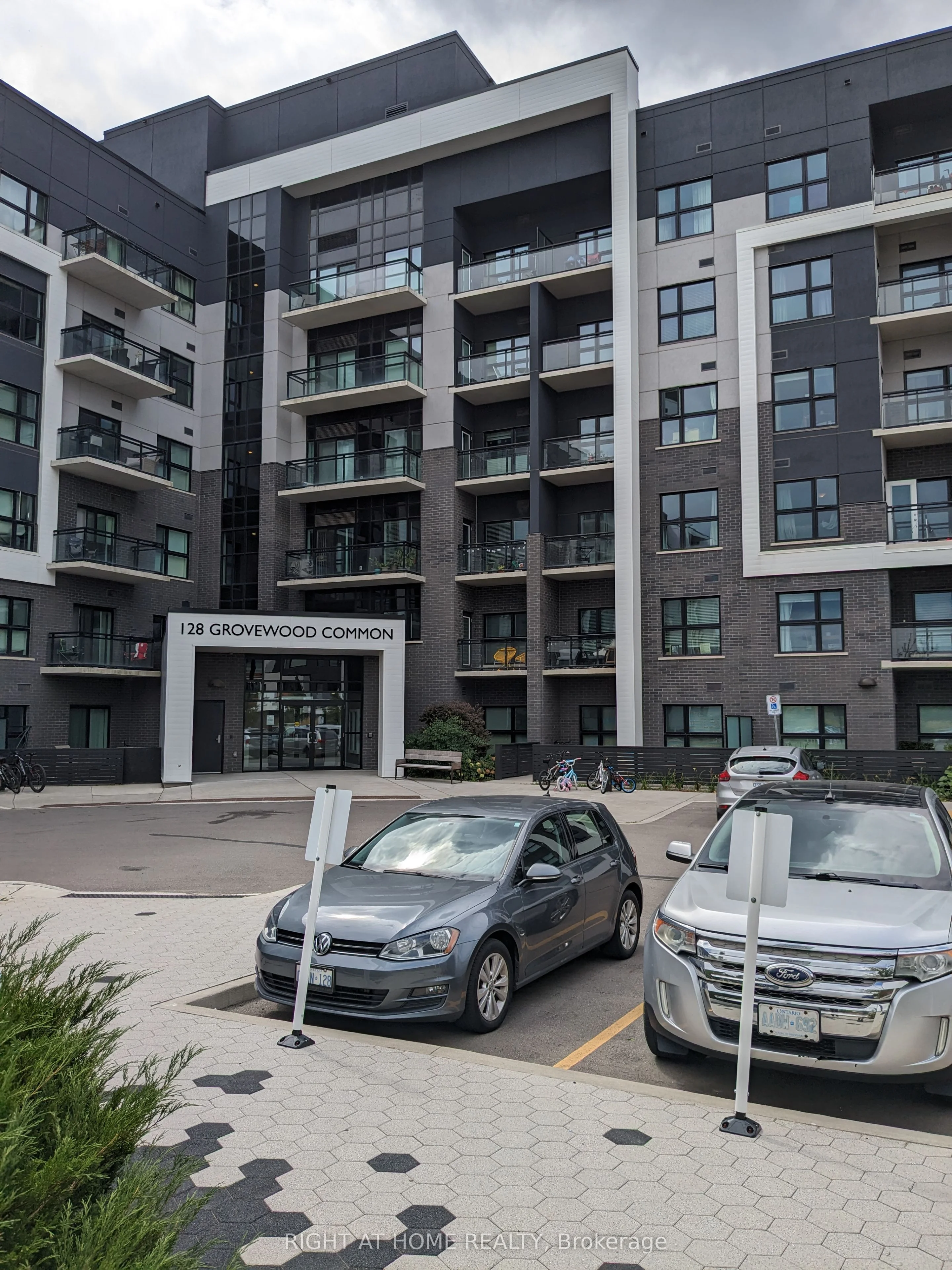 #327 128 Grovewood Common, Oakville, ON, L6H 0X3