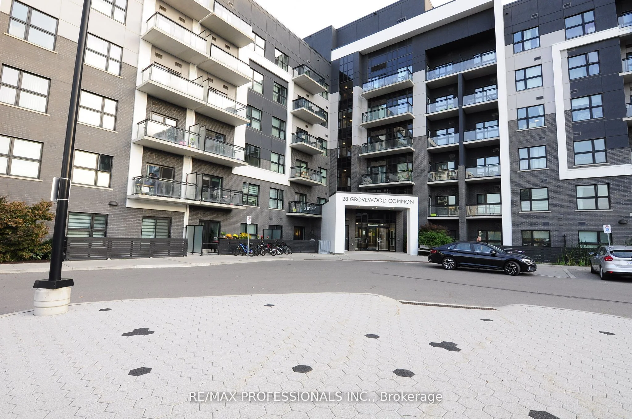 128 Grovewood Common 210, Oakville, ON L6H 0X3