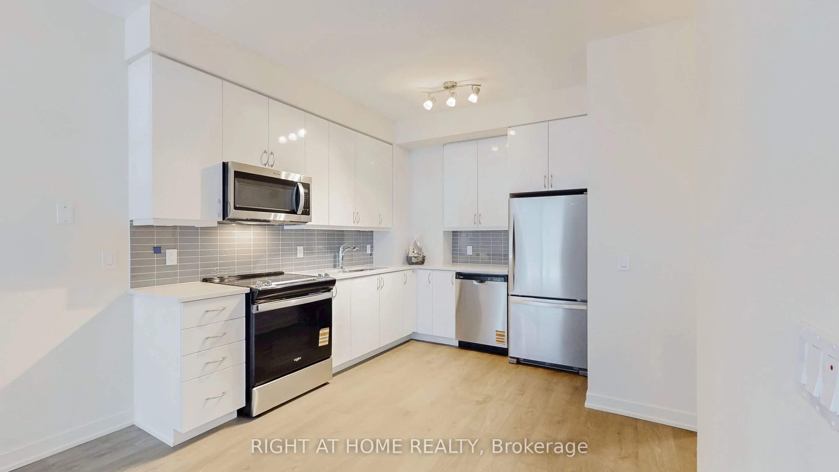 38 Annie Craig Drive 408, Toronto W06, ON M8V 0G9