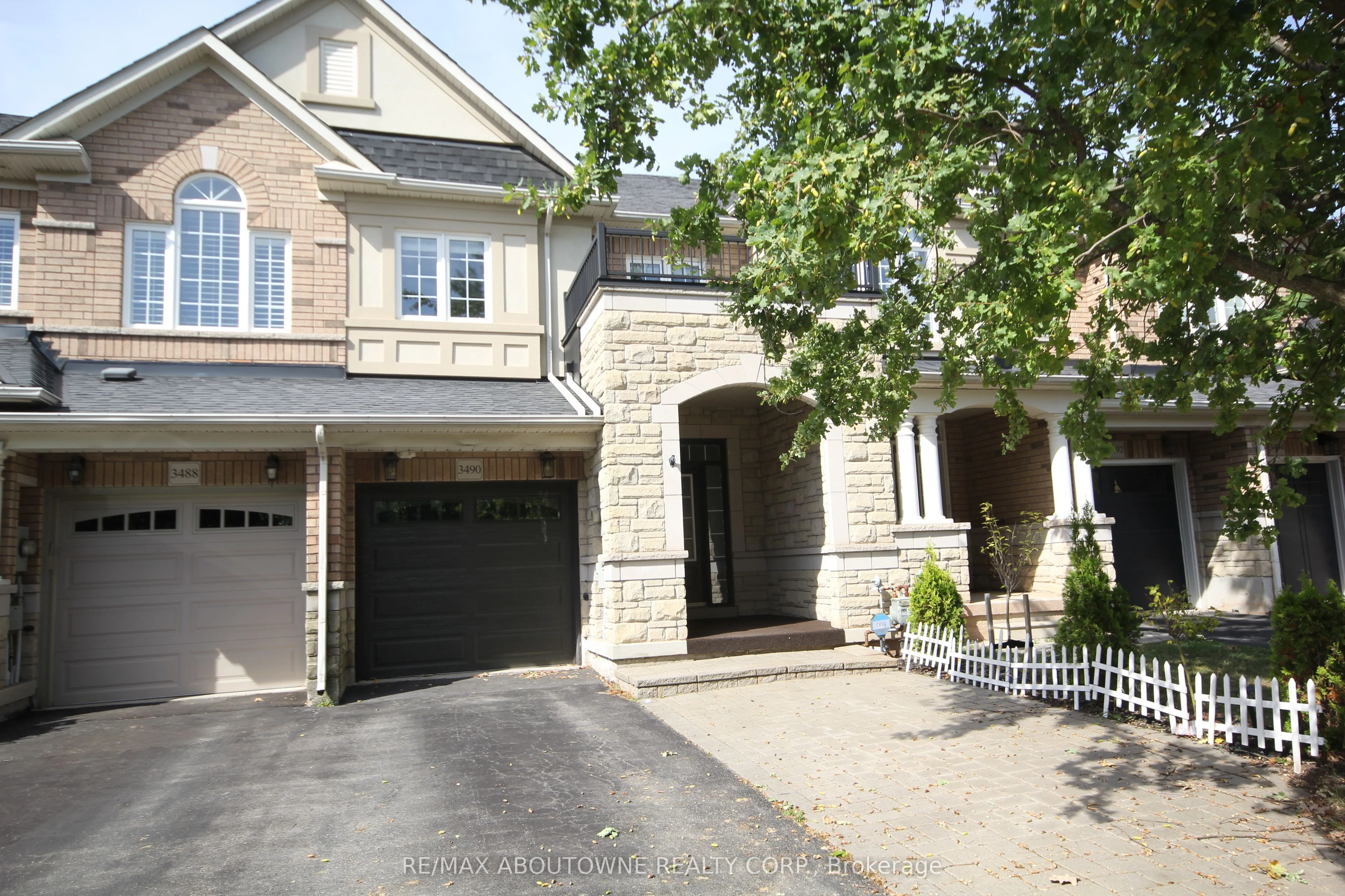 Att/Row/Townhouse in Oakville