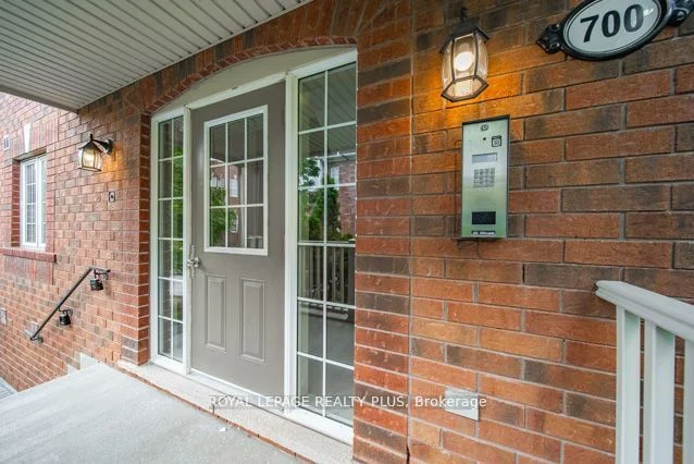 700 Neighbourhood Circle 4, Mississauga, ON L5B 0A6