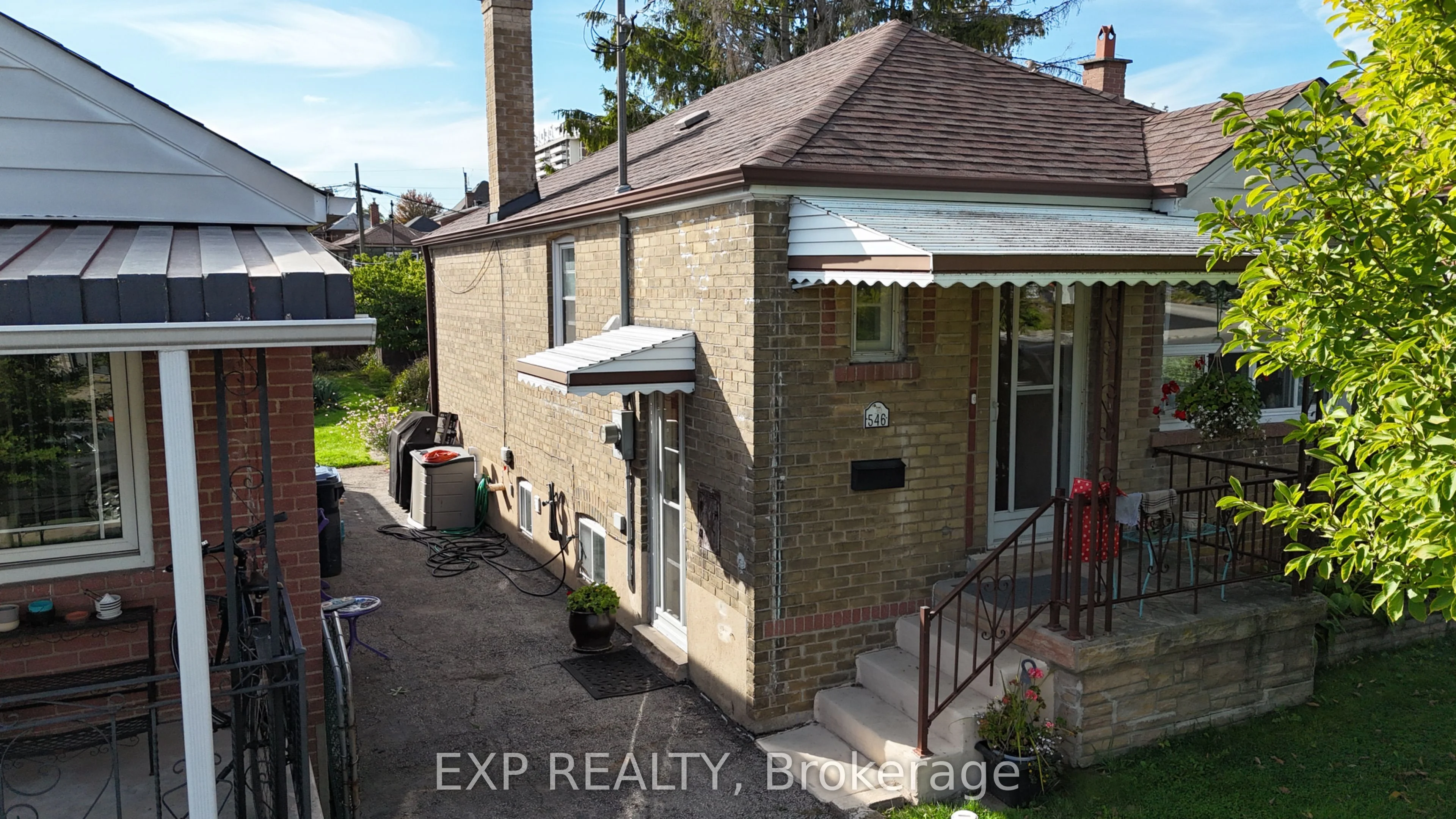 546 Mc Roberts Avenue N, Toronto W03, ON M6E 4R6